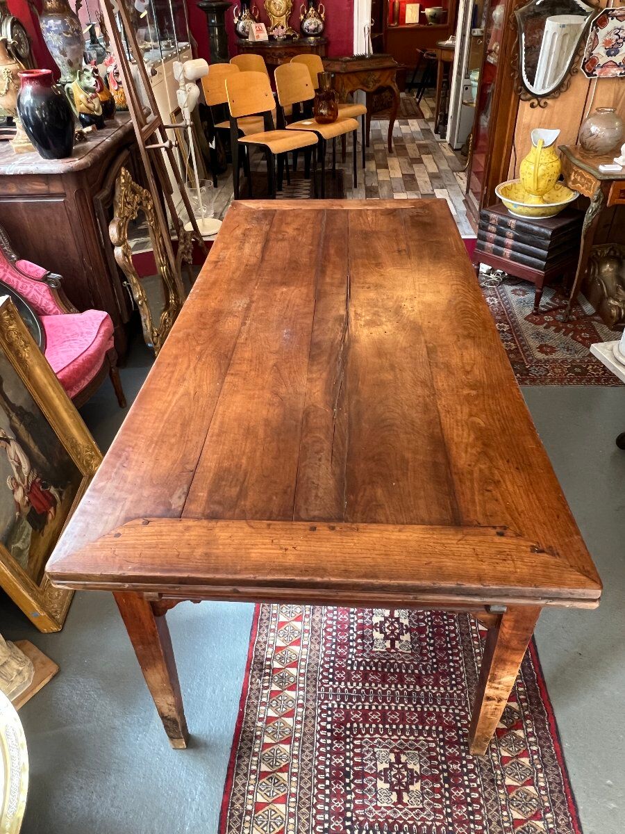 Rustic solid wood table: Elegance and functionality for your family meals, 19th century.