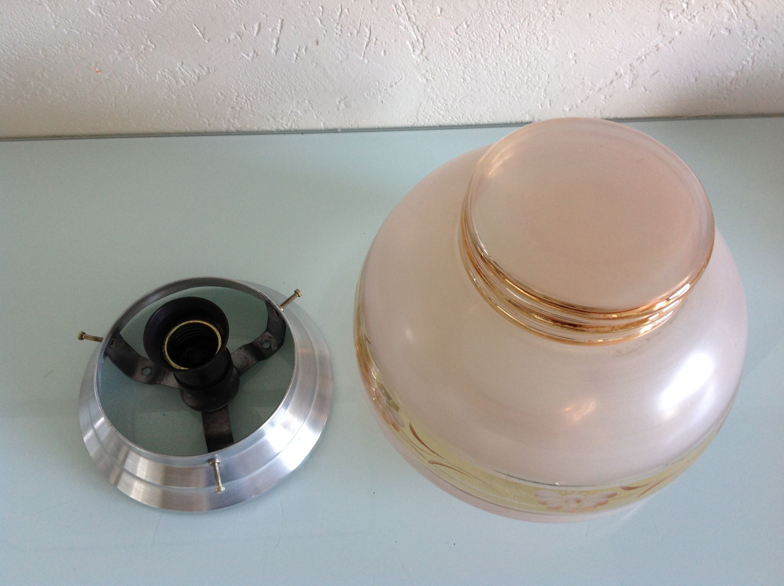 Plafoonier globe in pink frosted glass art deco style