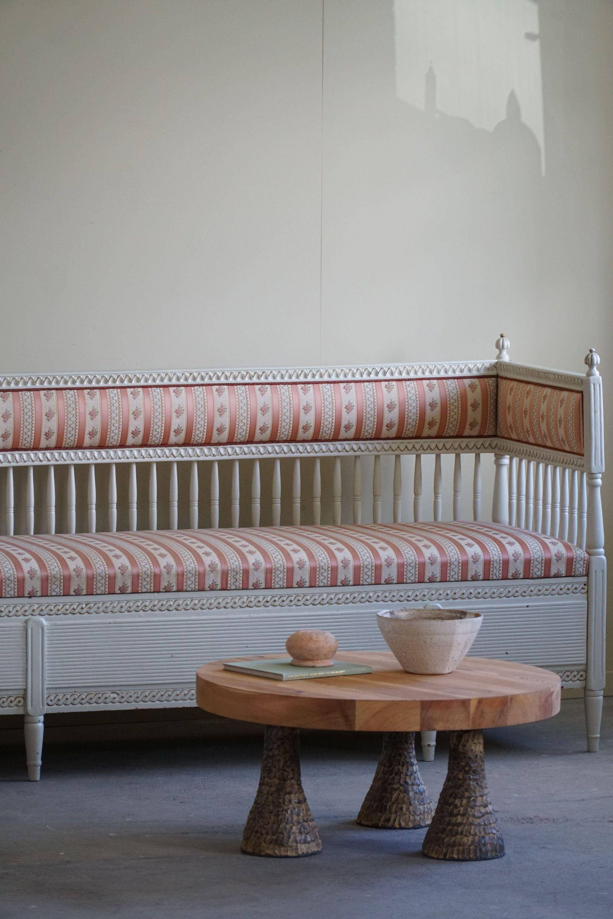Antique Gustavian canapé / bench from the early 19th century, by a Swedish cabinetmaker.