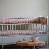 Antique Gustavian canapé / bench from the early 19th century, by a Swedish cabinetmaker.