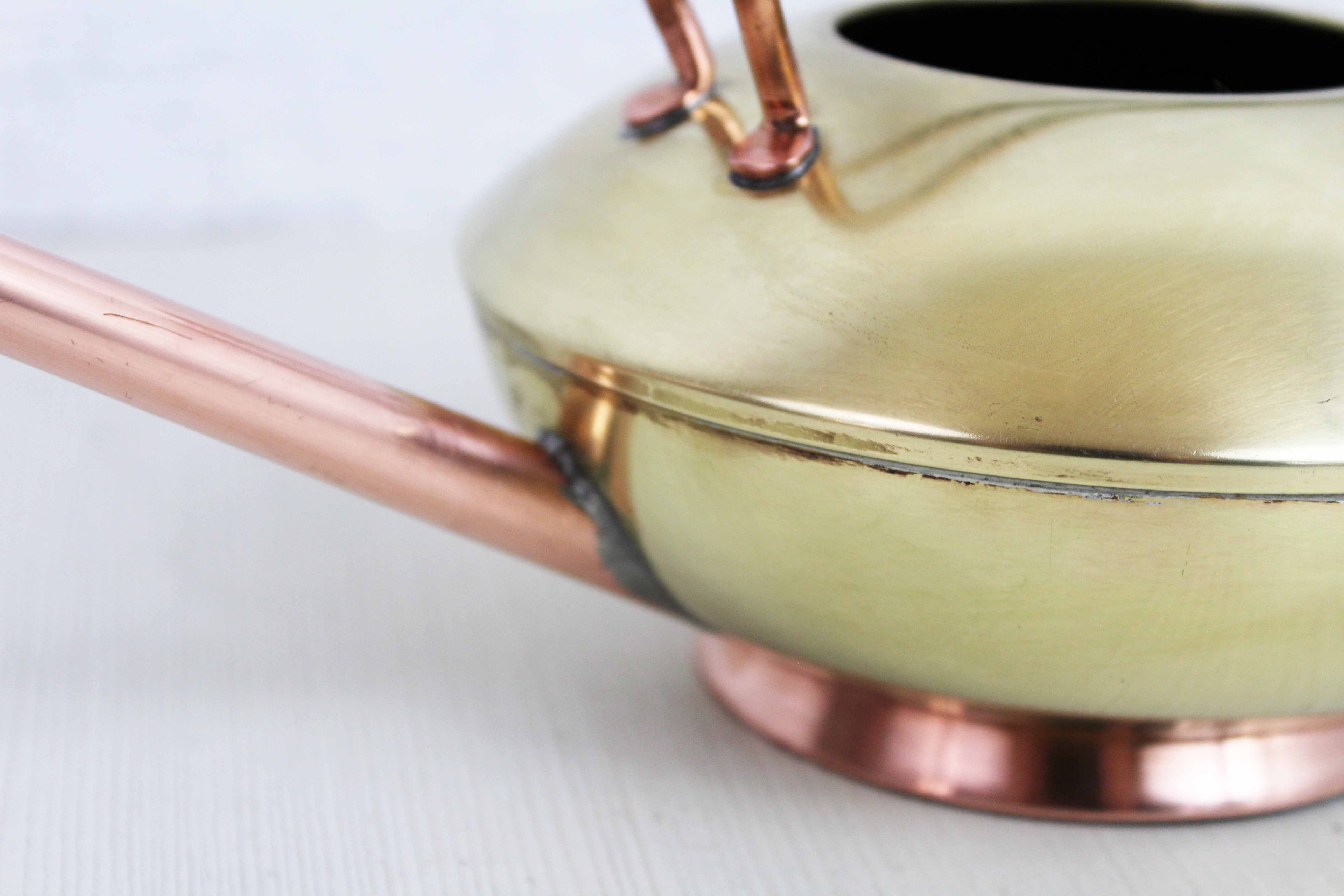 Watering can in brass and copper