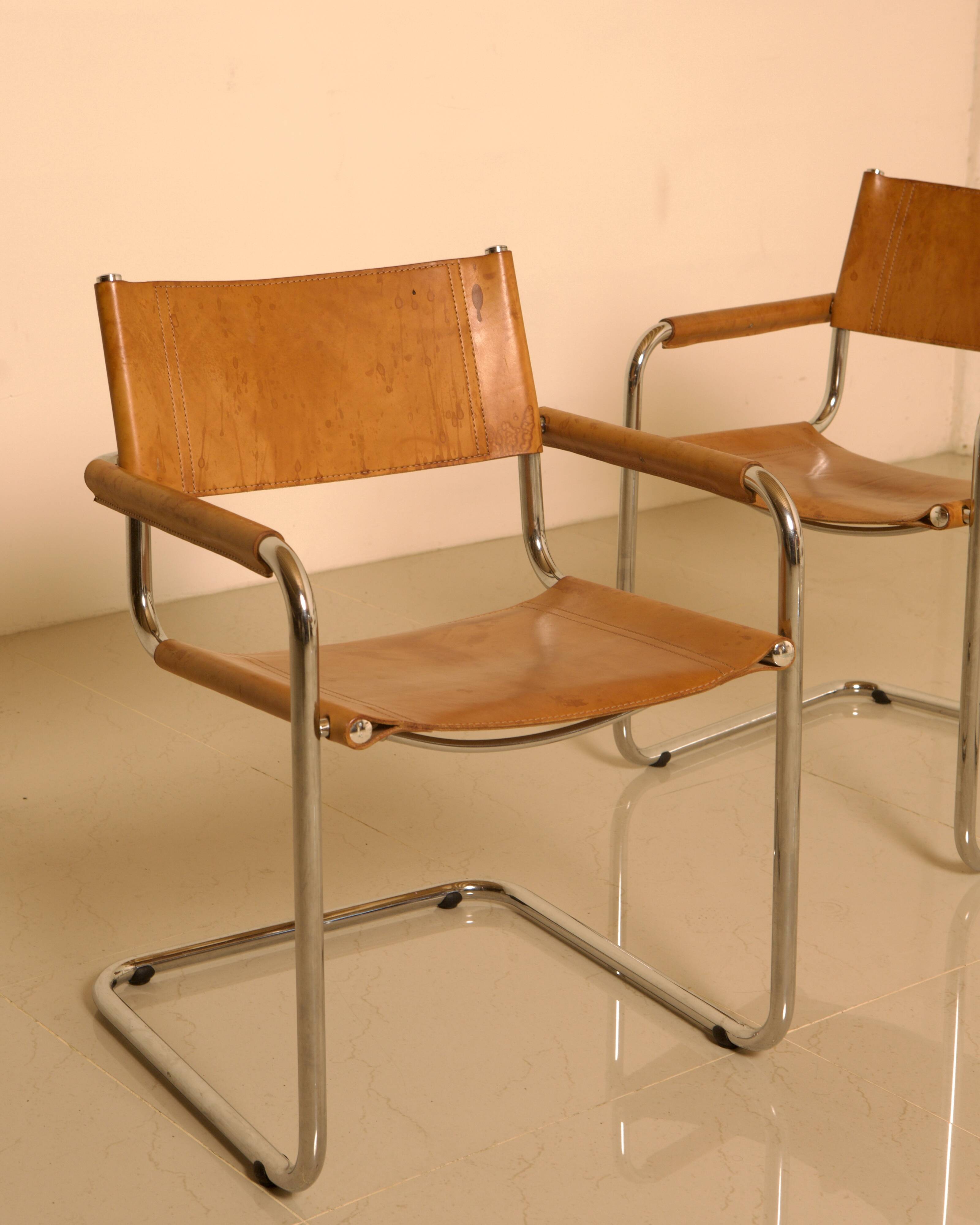 Ensemble de 4 chaises italienne en cuir cognac "Cantilever" par Marcel Breu
