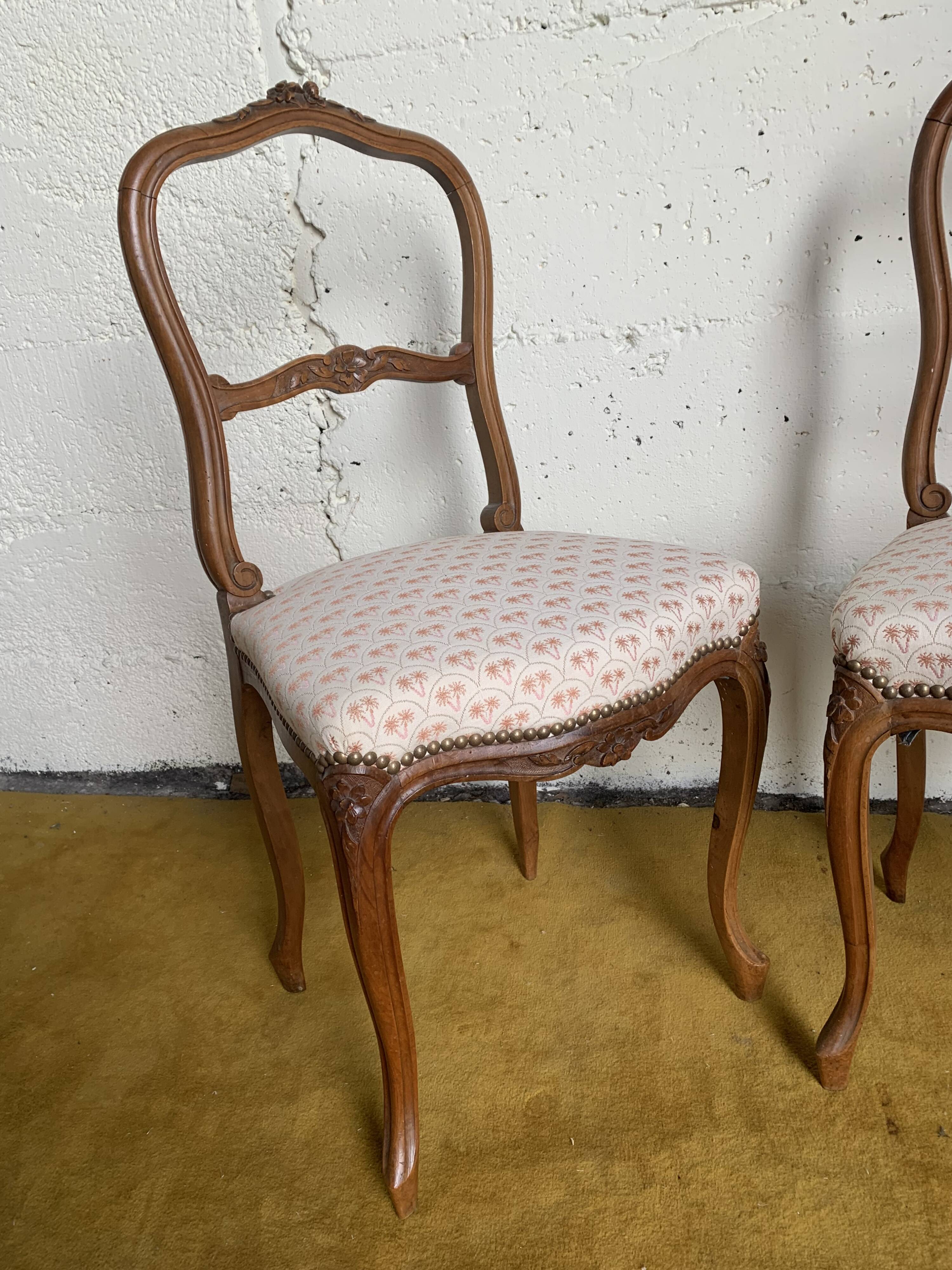 Duo de chaises à décor fleuri