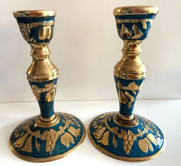 Atypique duo de bougeoirs porte-cierges chandeliers cuivrerie de cerdon