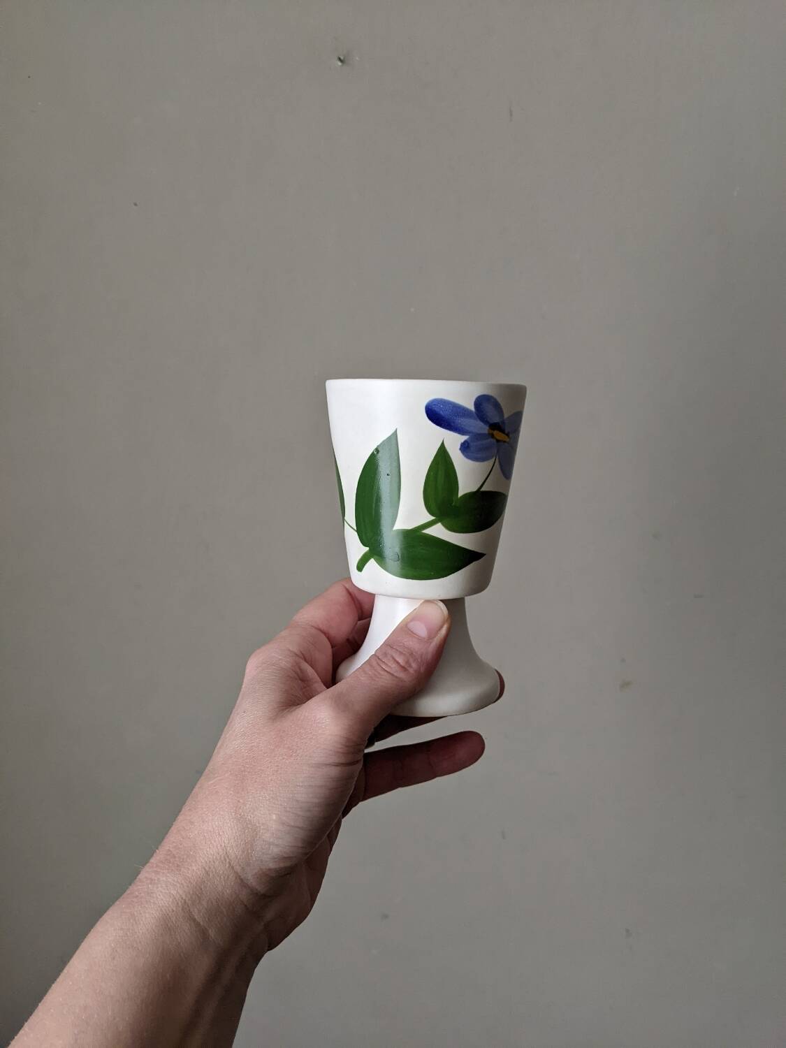 Ceramic mazagran with hand-painted floral decoration.