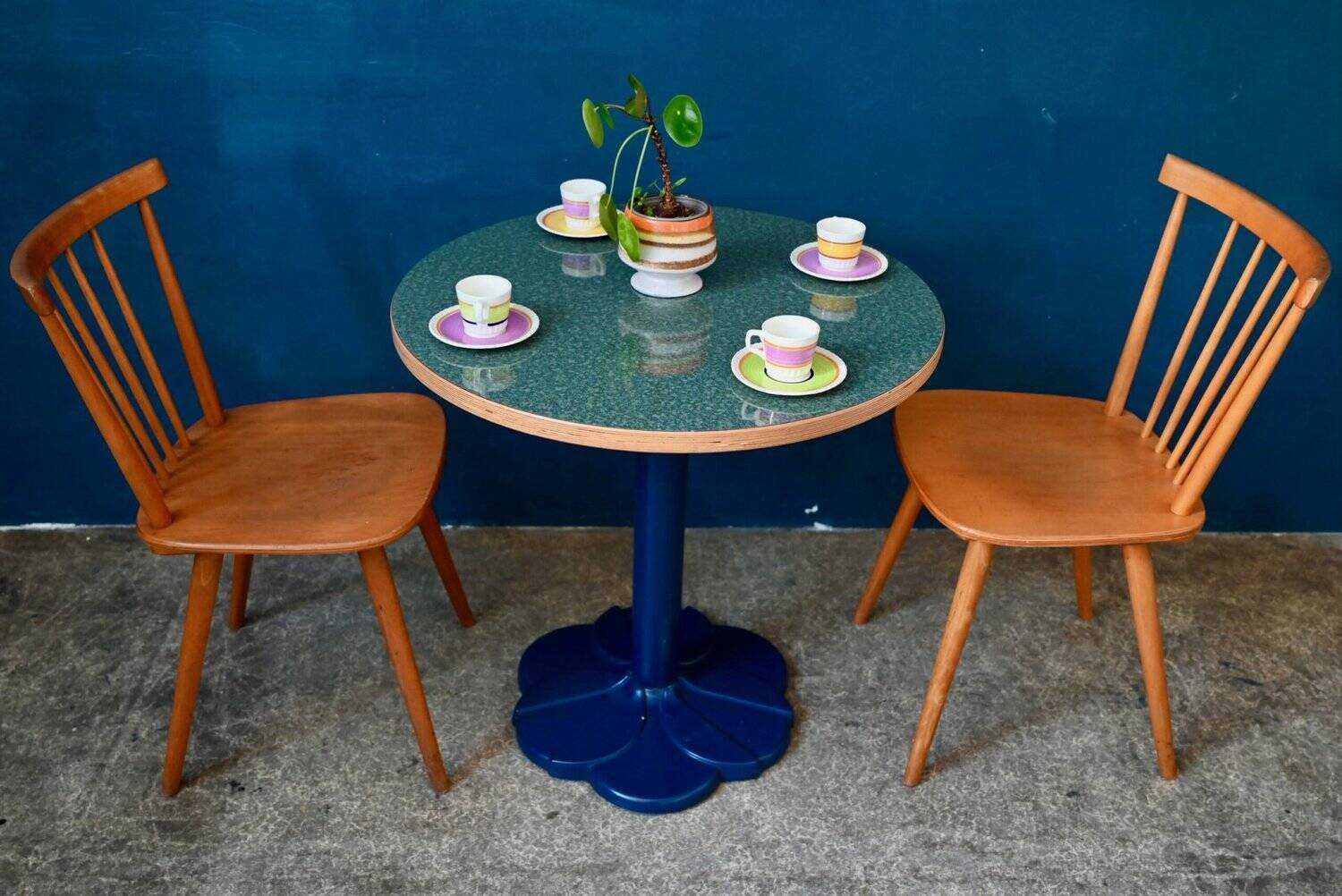 Round bistro table with tulip base in Art Deco style from the 1990s.