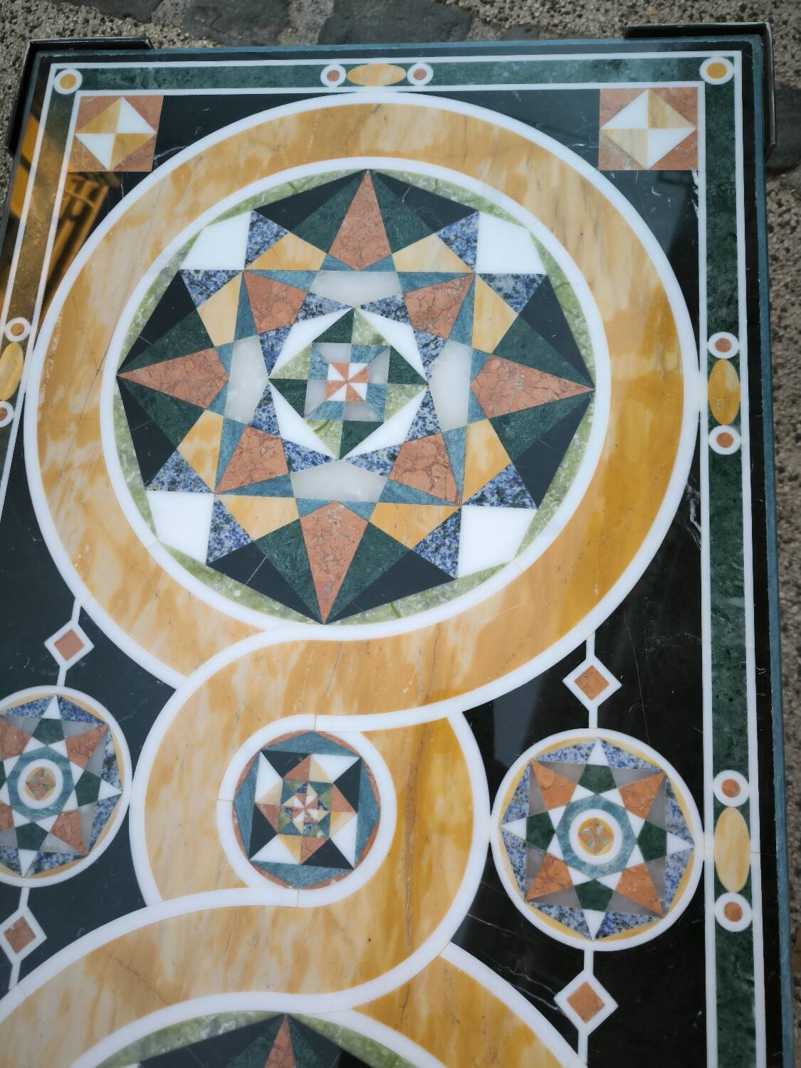 Table basse en mosaïque de marbre et pierres dures