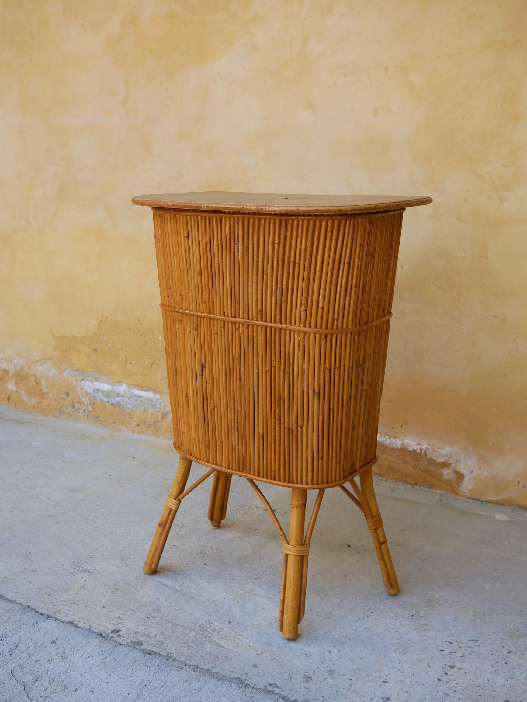 Bar en rotin vintage