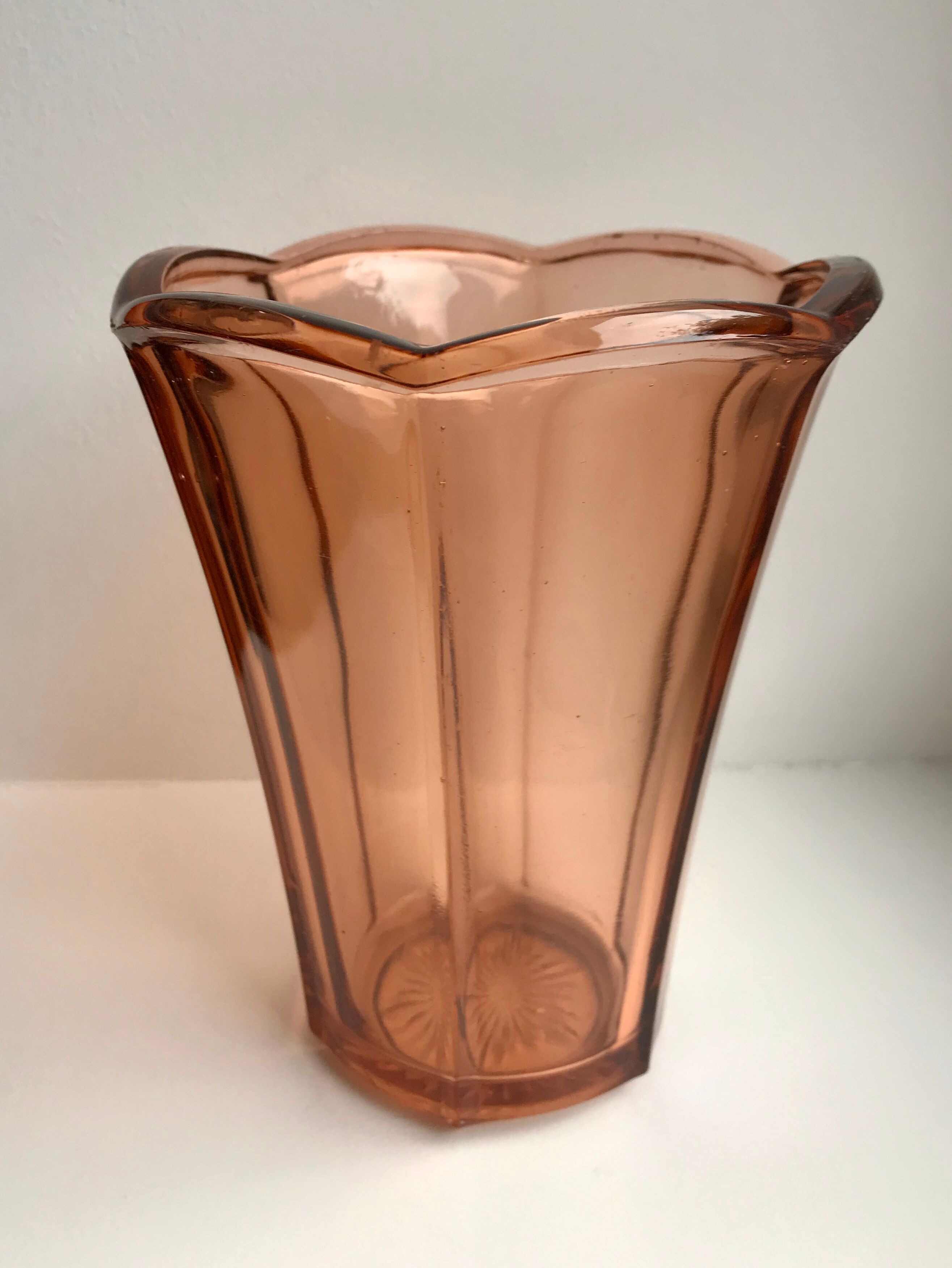 Vase en verre coloré rose années 50-60