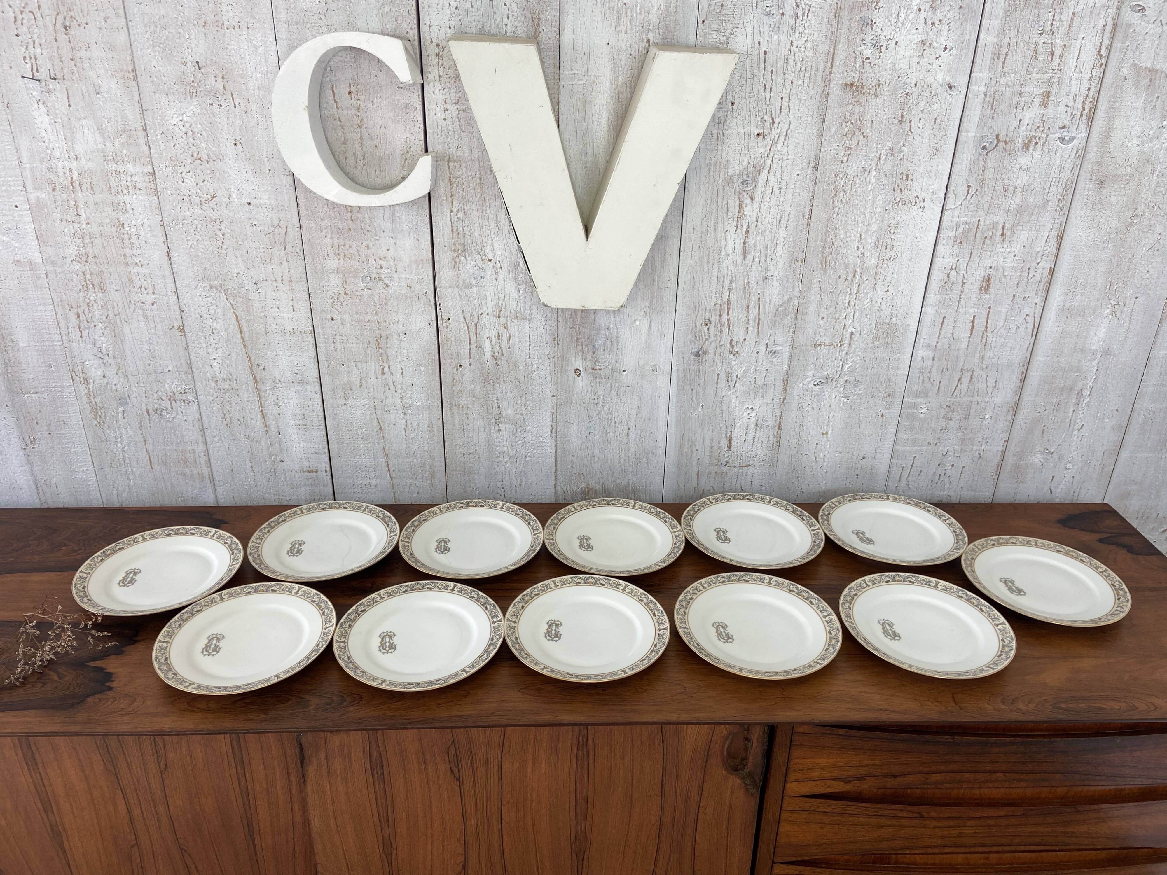 12 porcelain plates, 22cm diameter