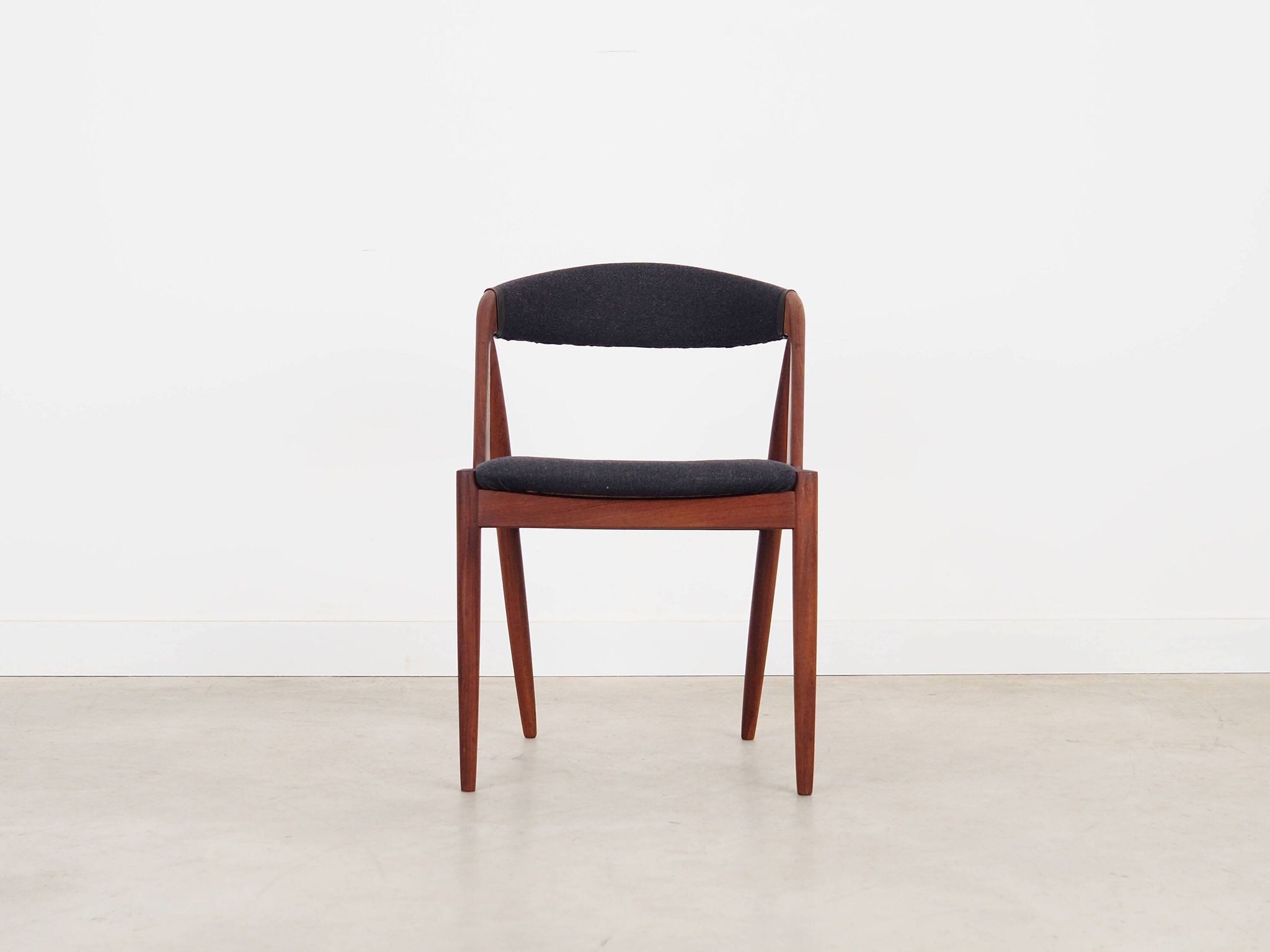 Ensemble de quatre chaises en teck, design danois, années 1970, designer : Kai Kristiansen