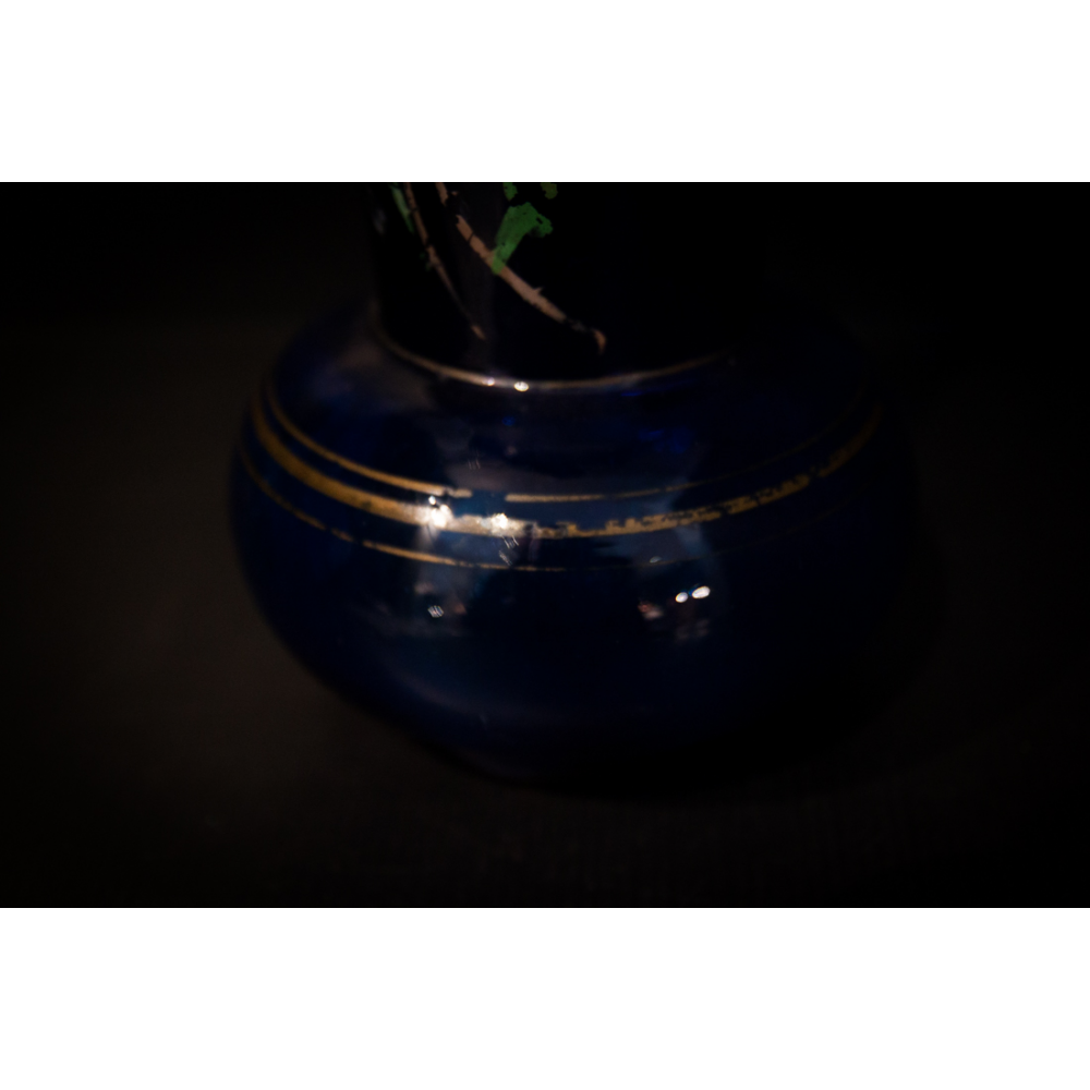 Vase ancien en verre bleu peint à la main.