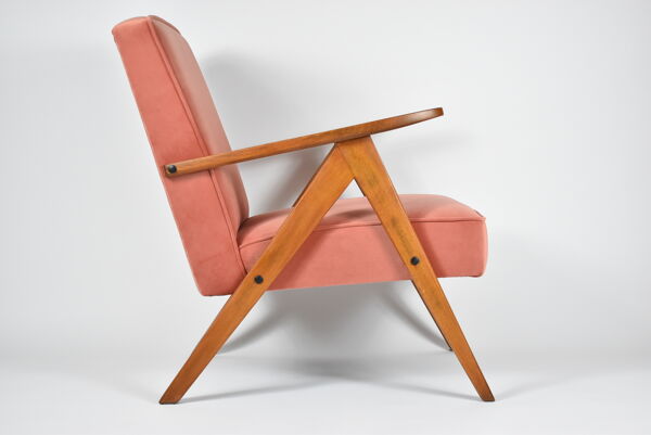 Modèle fauteuil en velours vintage Var années 1960 entièrement restauré, tissu rose, teck