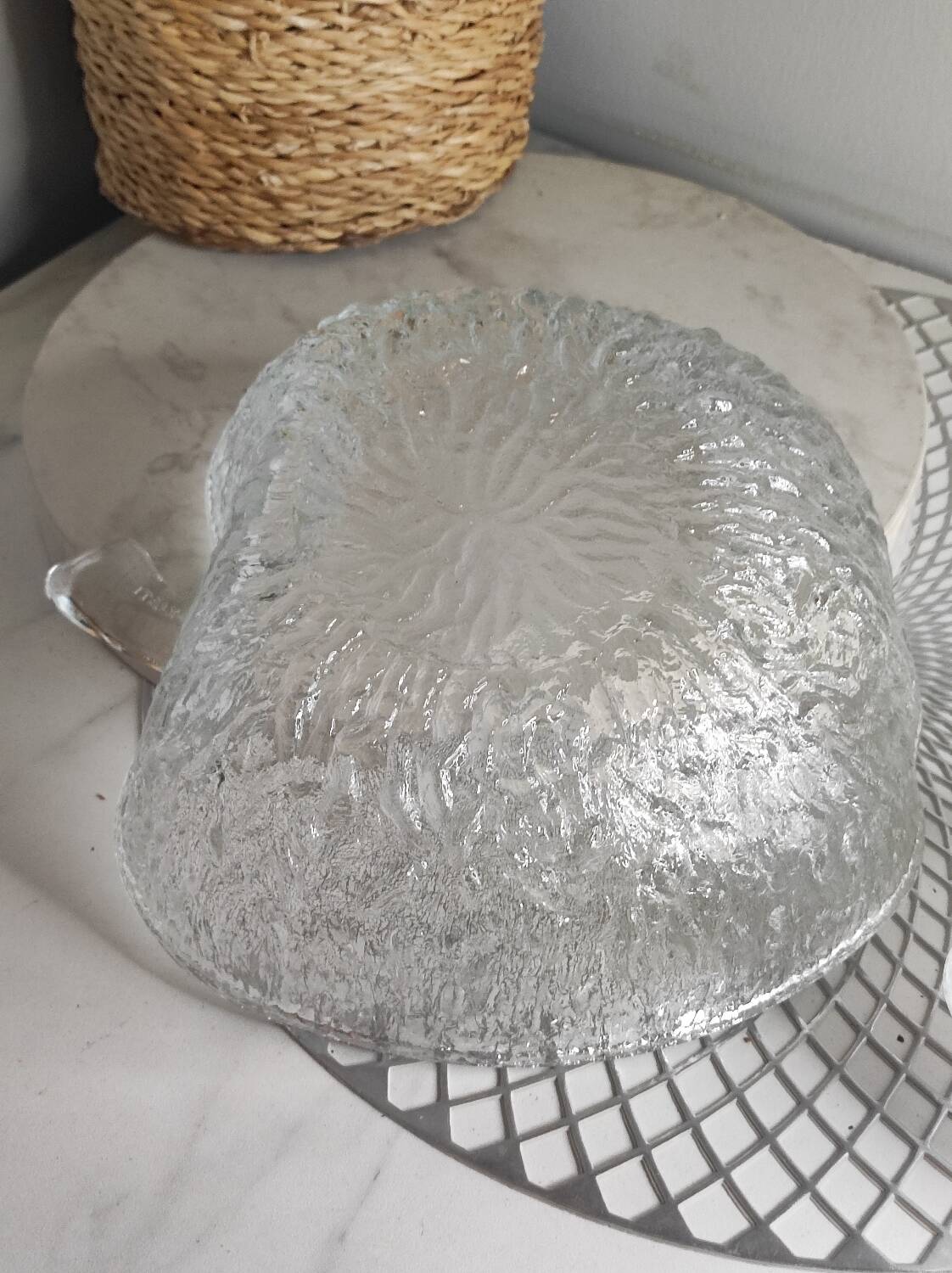 Apple-shaped fruit salad service