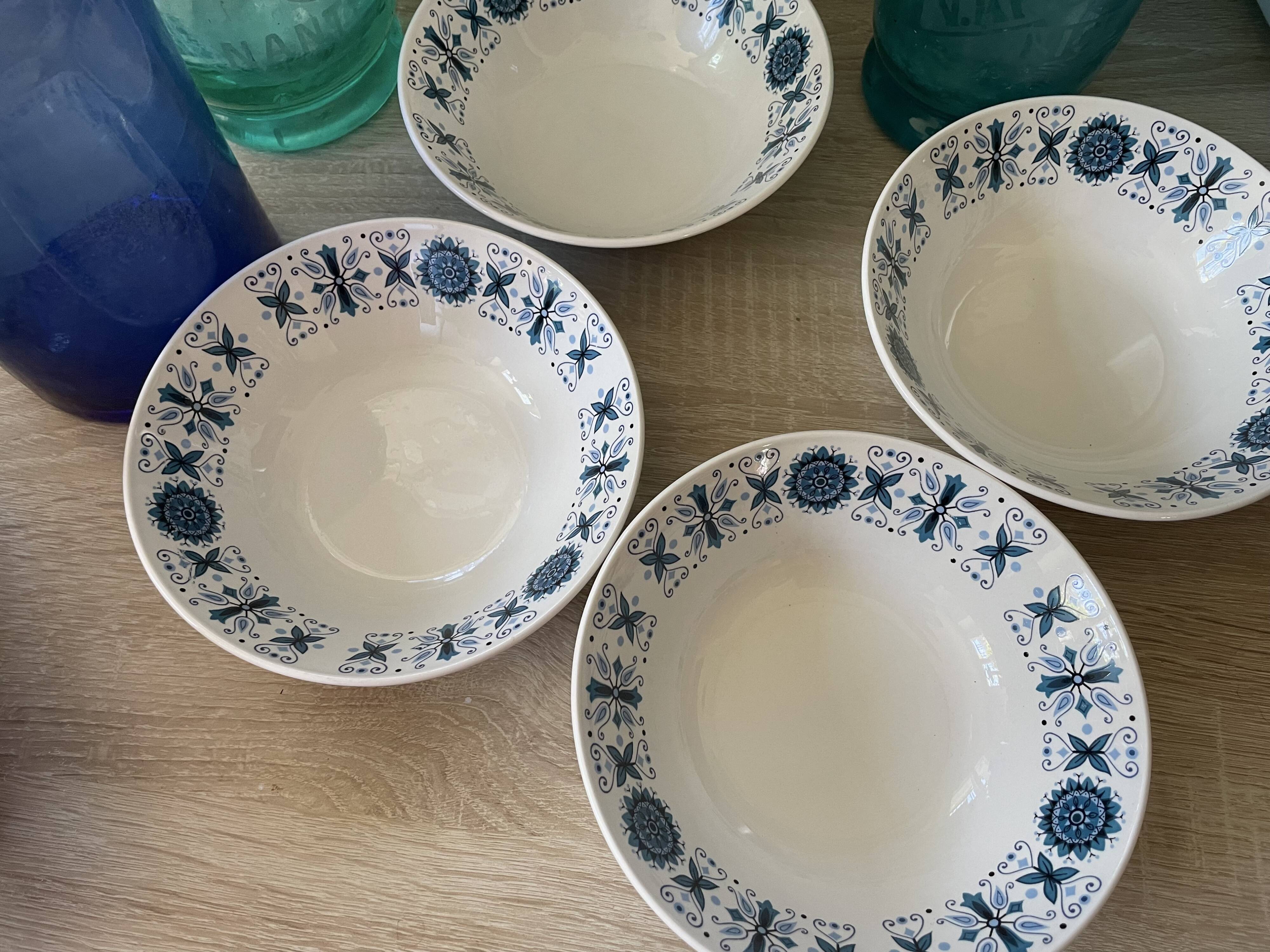 5 vintage Villeroy & Boch bowls