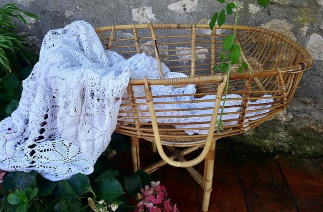 Vintage rattan couffin