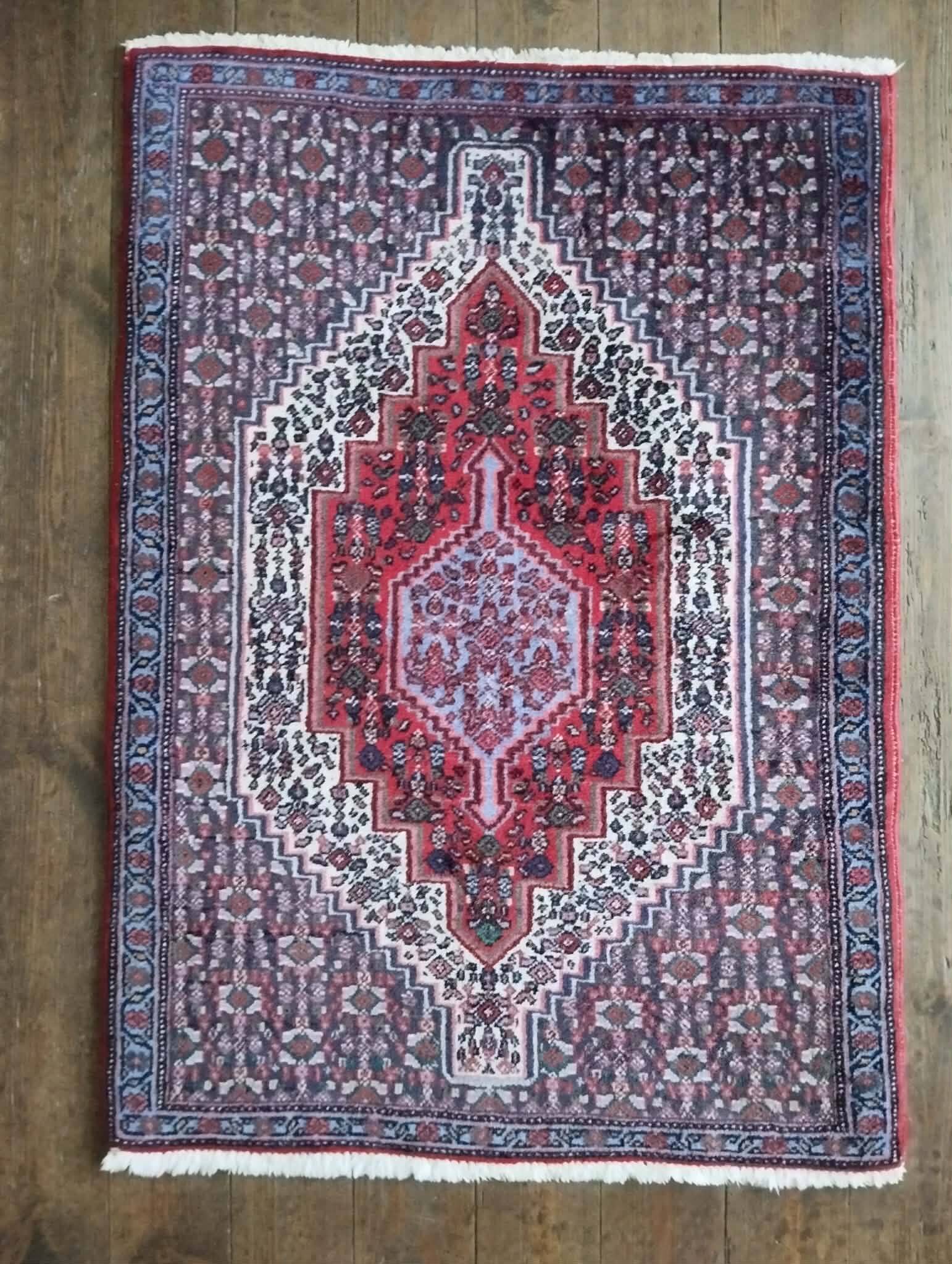 Handmade Persian Senneh rug 101x73cm