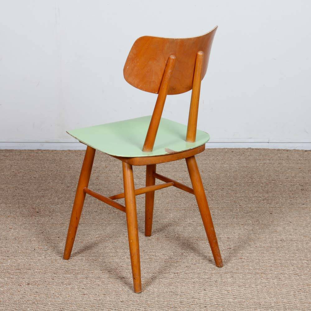 Chaise verte produite par Ton dans les années 1960