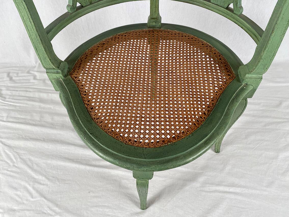 Chaise de coin en bois laqué vert et assise cannée, XXe