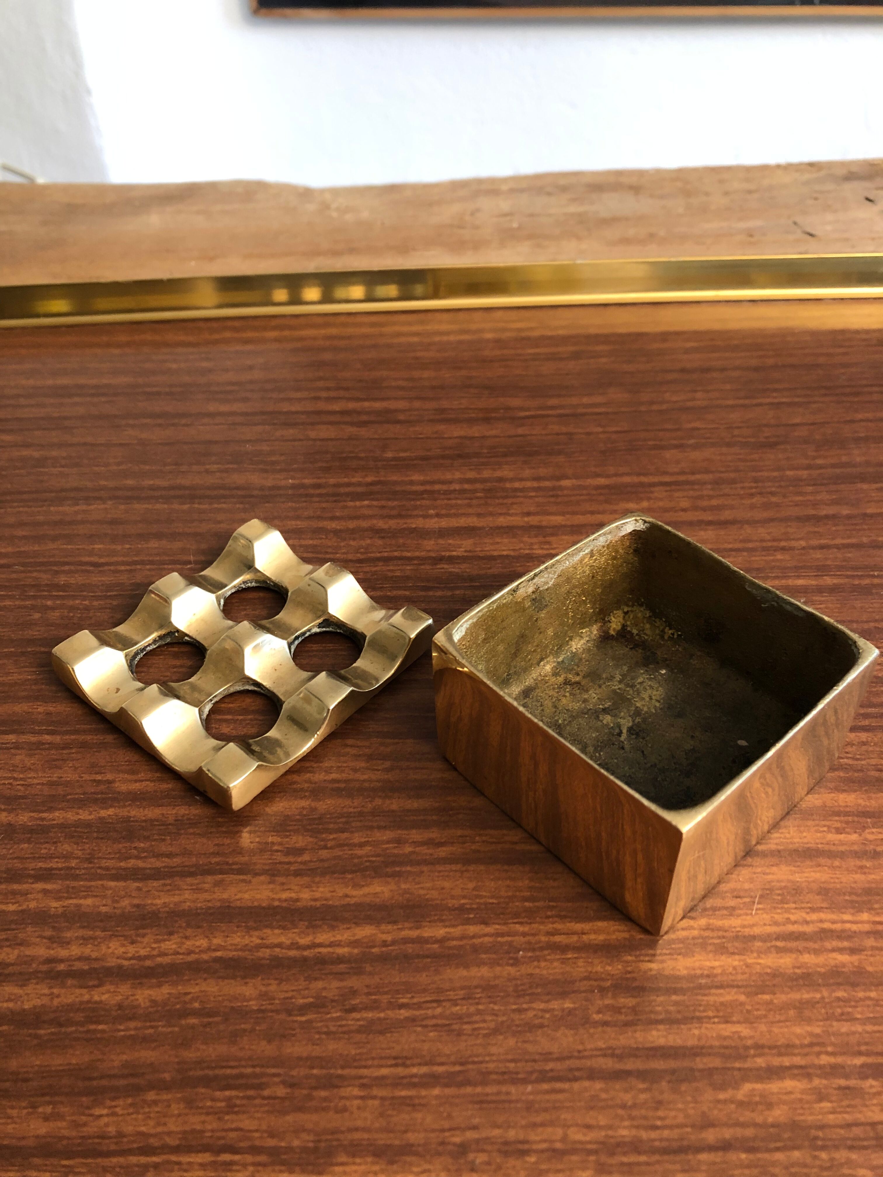 Ultima grate ashtray