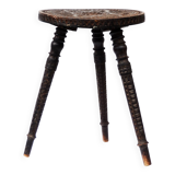 Tabouret de traite russe en bois noirci sculpté, fin du XIXe siècle