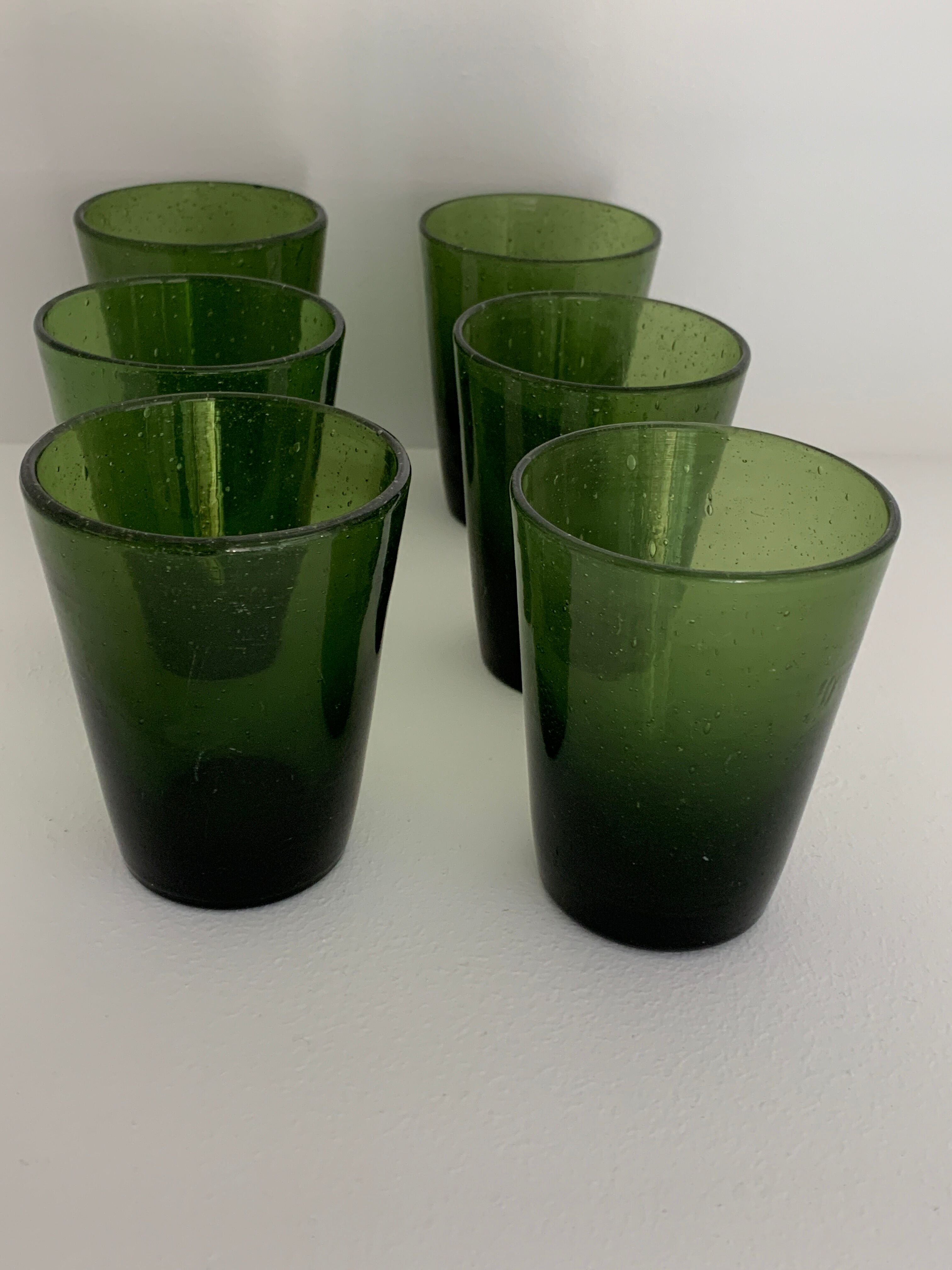 Carafe et 6 verres en verre vert bullé