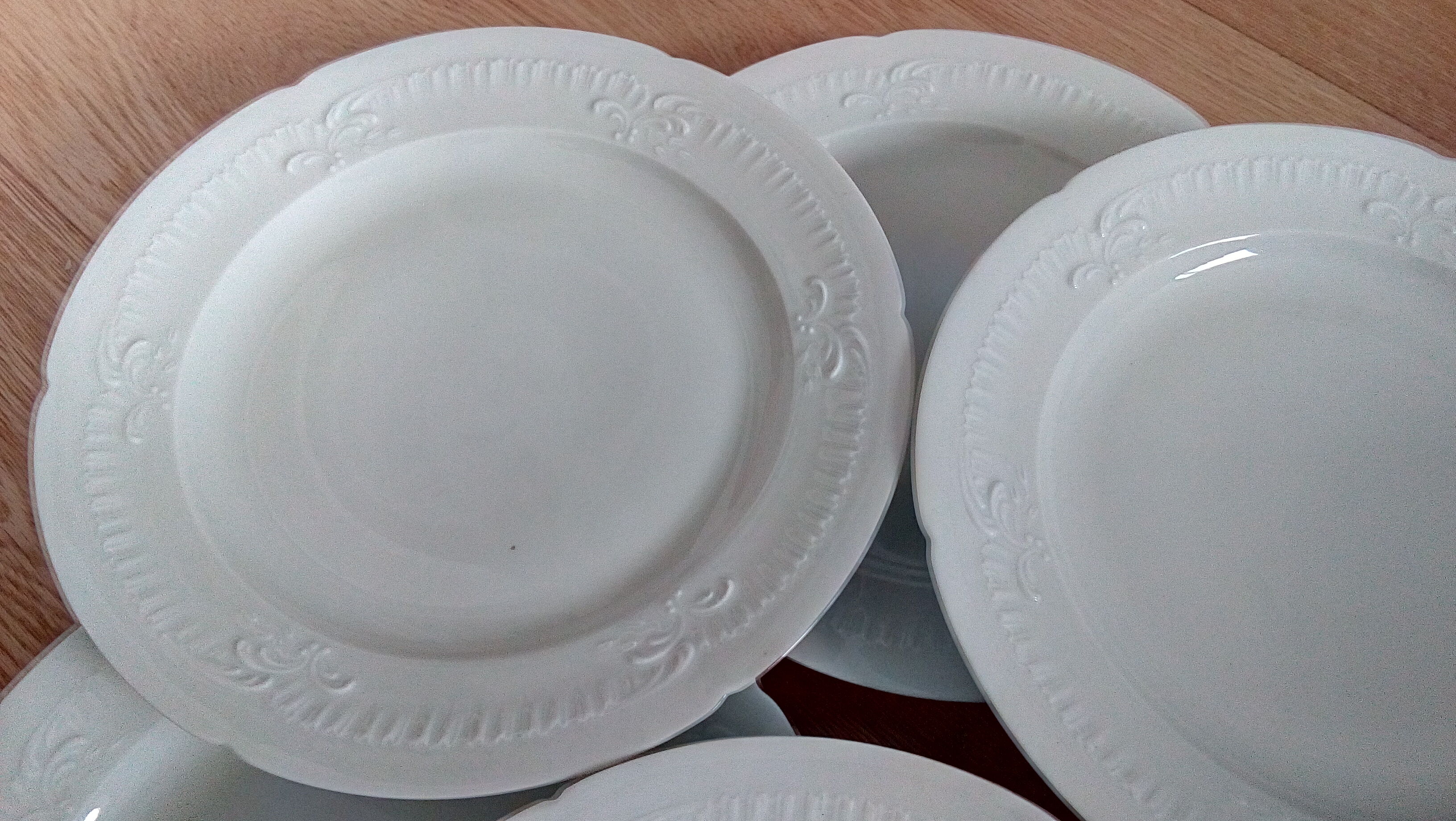 Set de 8 assiettes plates en porcelaine blance de Limoges