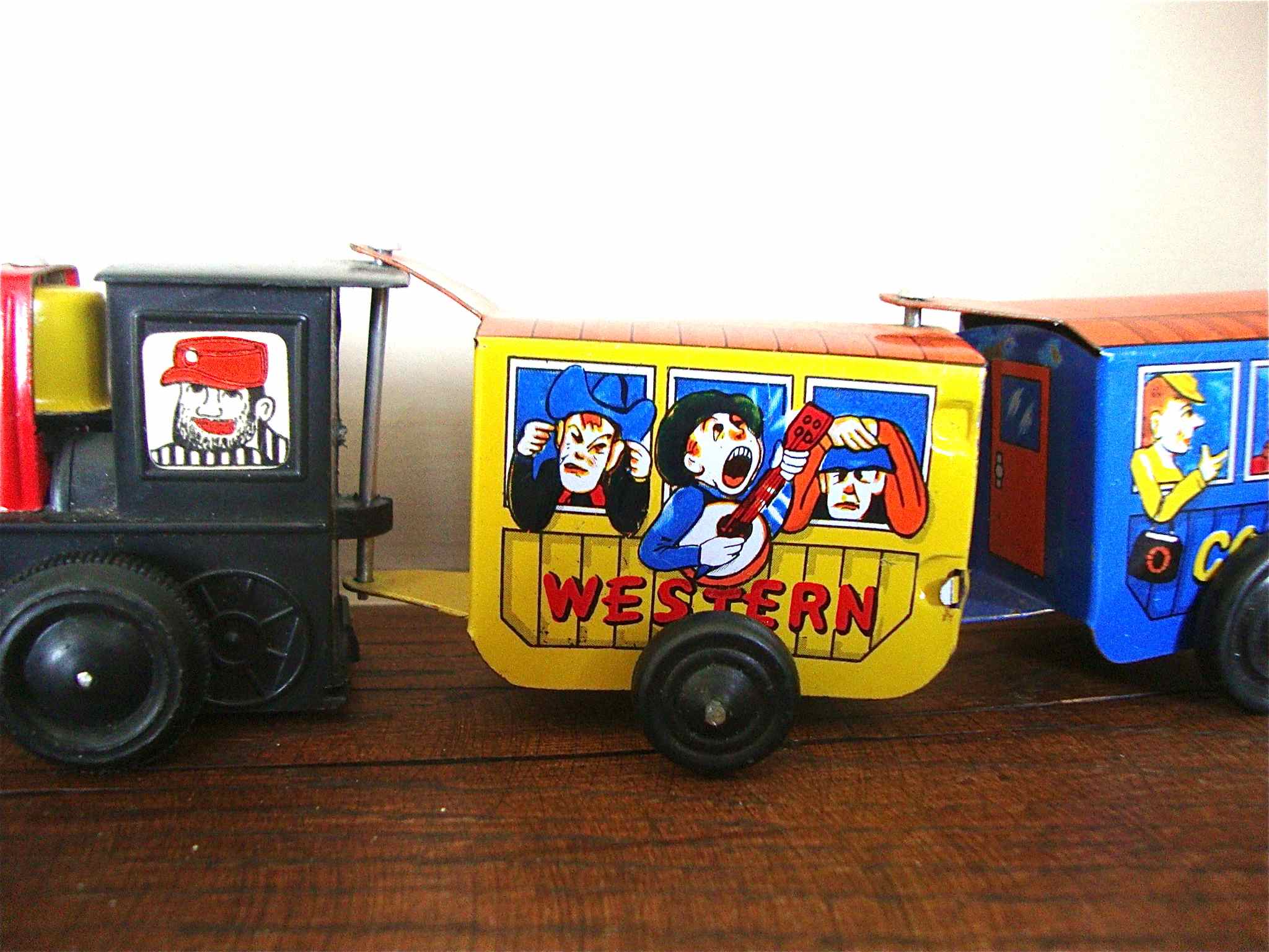 Mechanical train in painted sheet metal