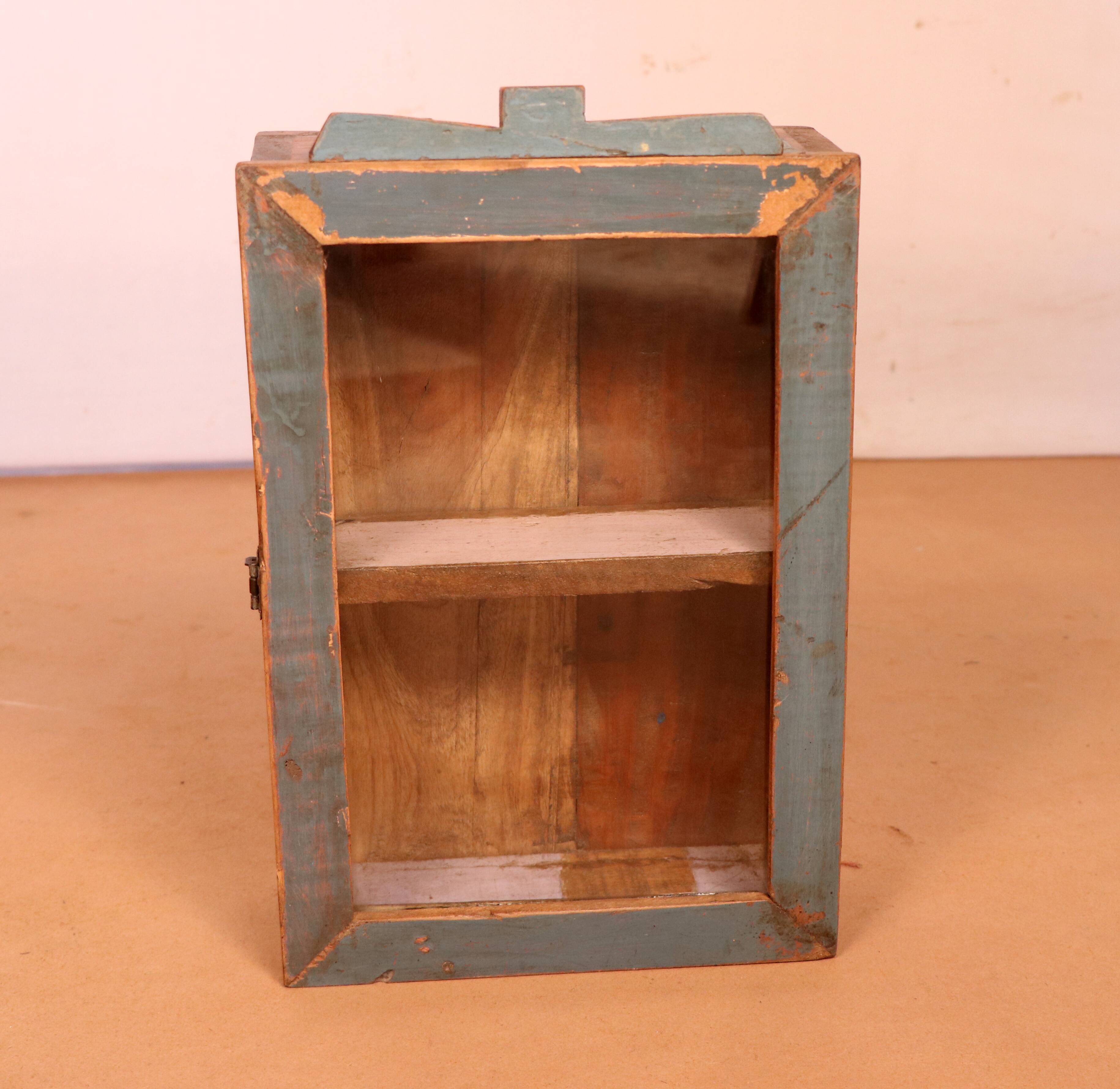 Vitrine murale en teck birman patine polychromée d'origine
