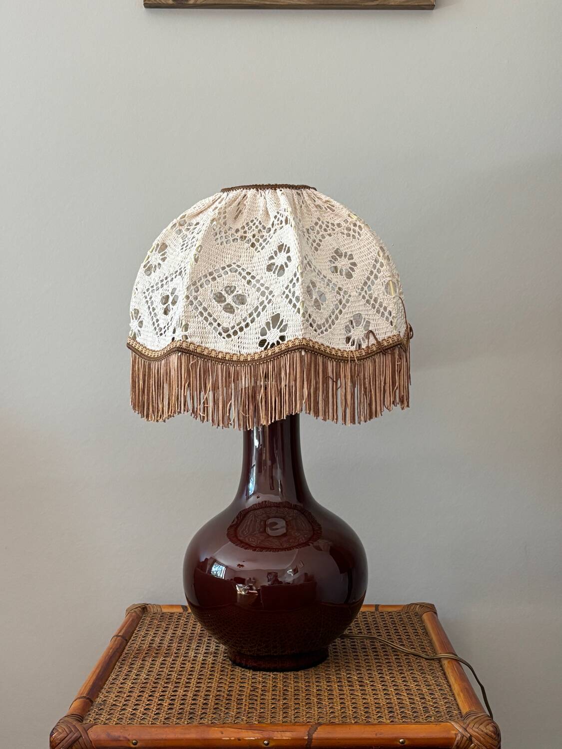 Ceramic lamp with hooked lampshade