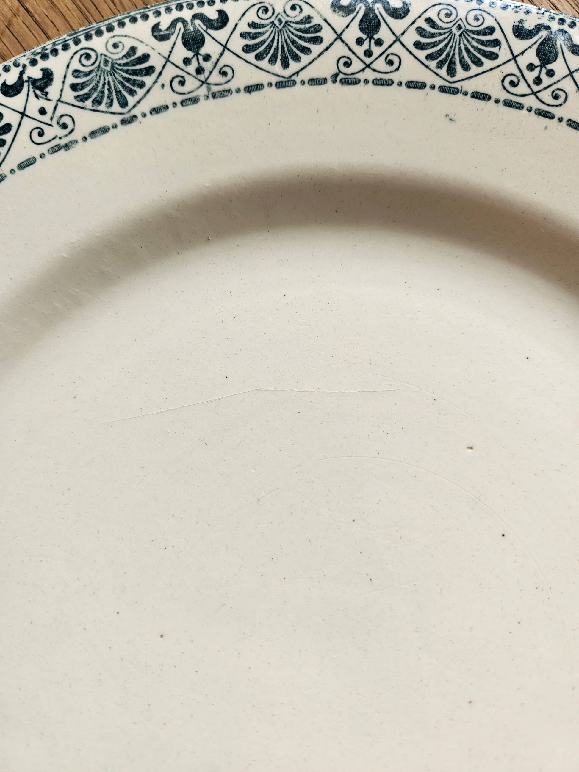 Assiettes plates anciennes dépareillées terre de fer