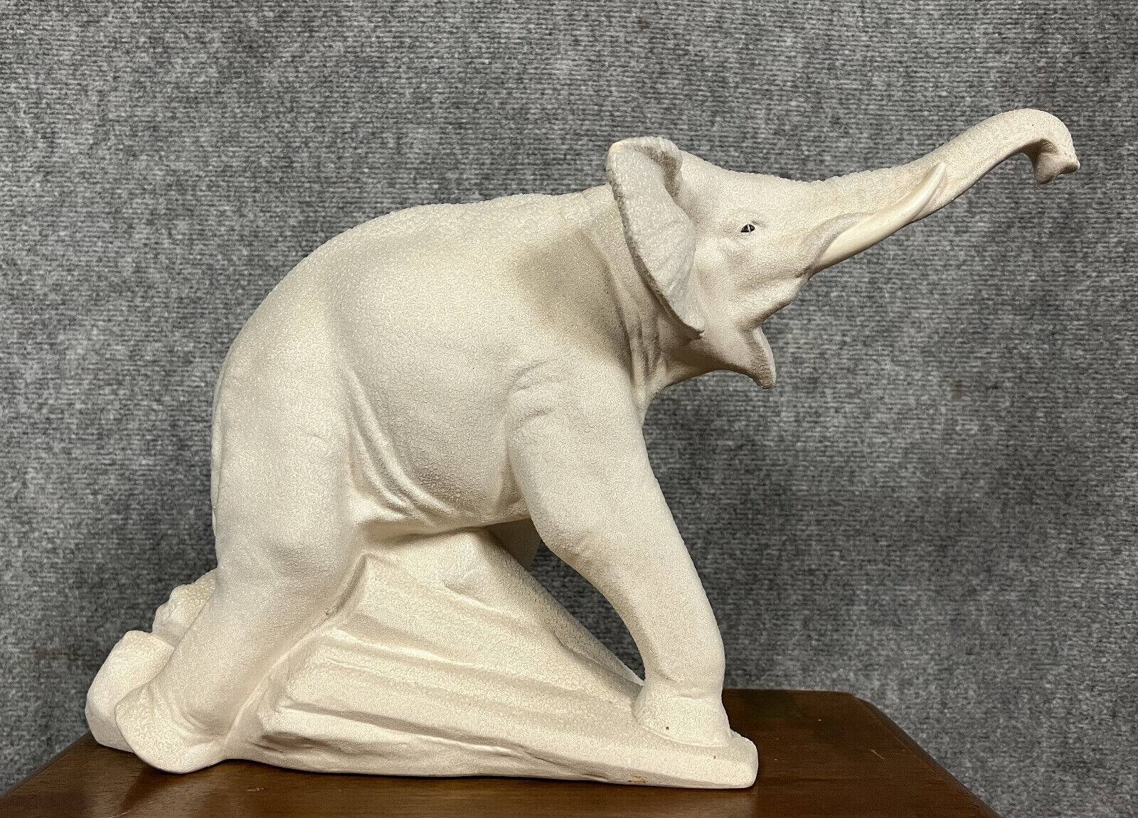 Sèvres France : grand éléphant en céramique crispée blanche époque art déco