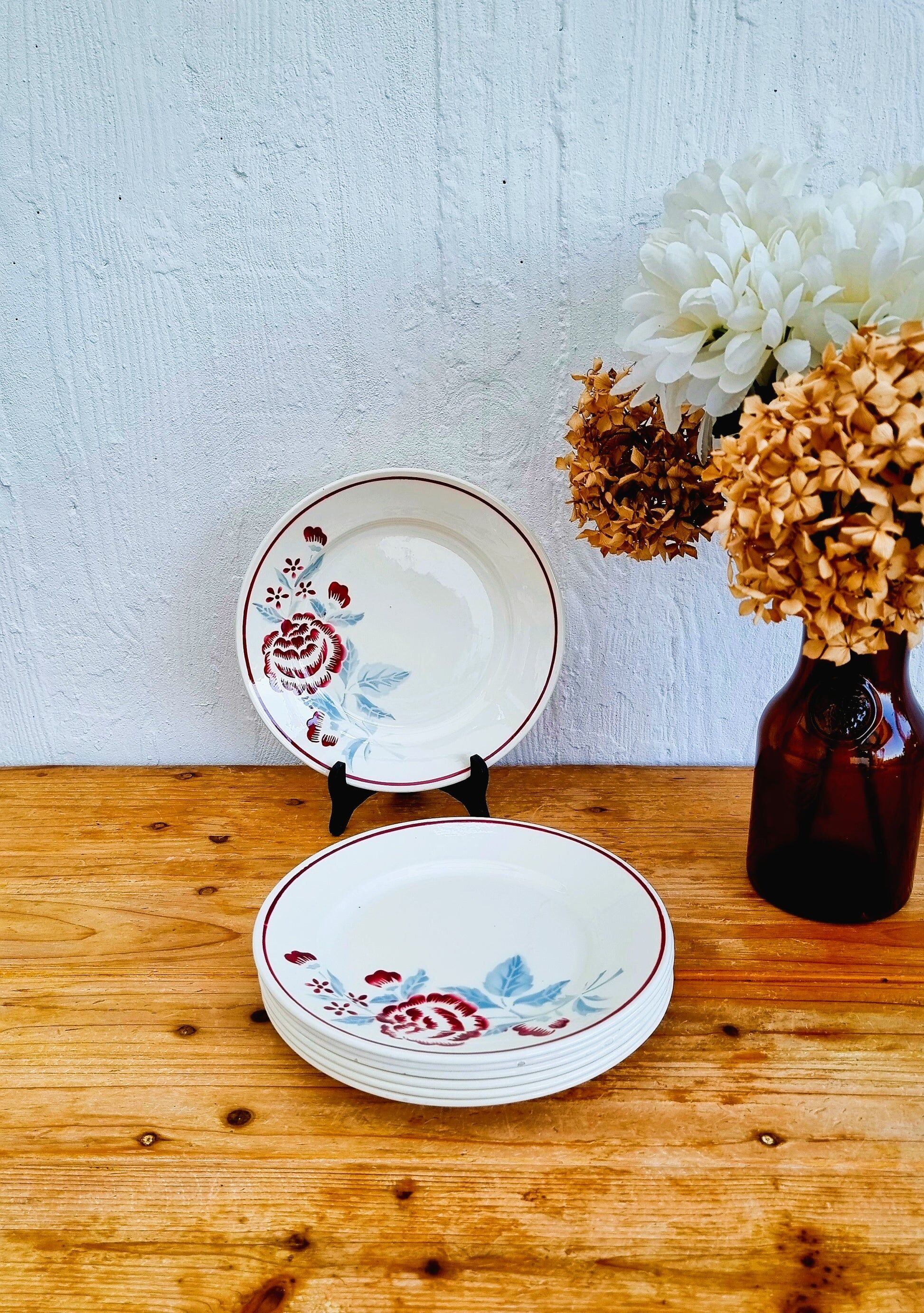 Set of 7 Badonviller Antibes plates with vintage floral decoration.