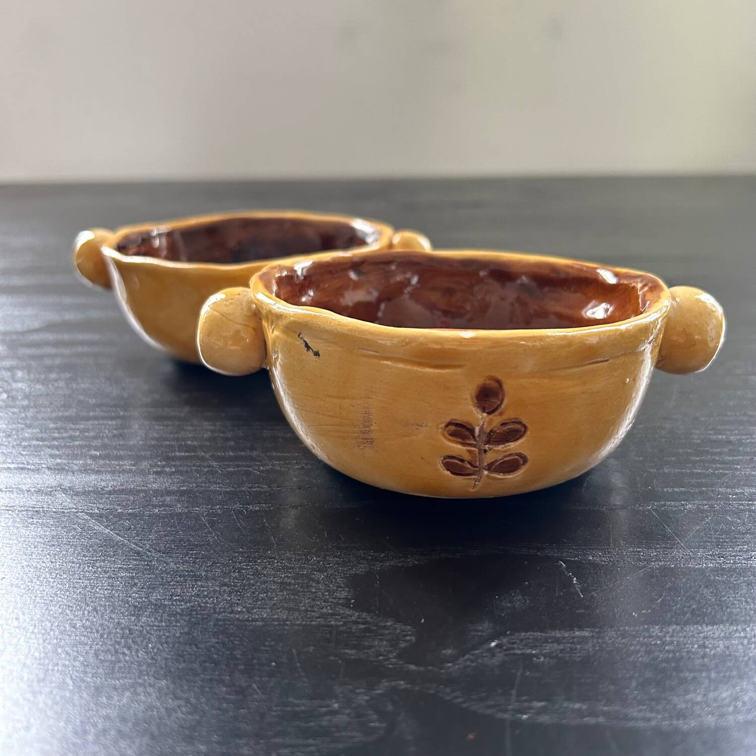 Pair of bowls with floral decoration