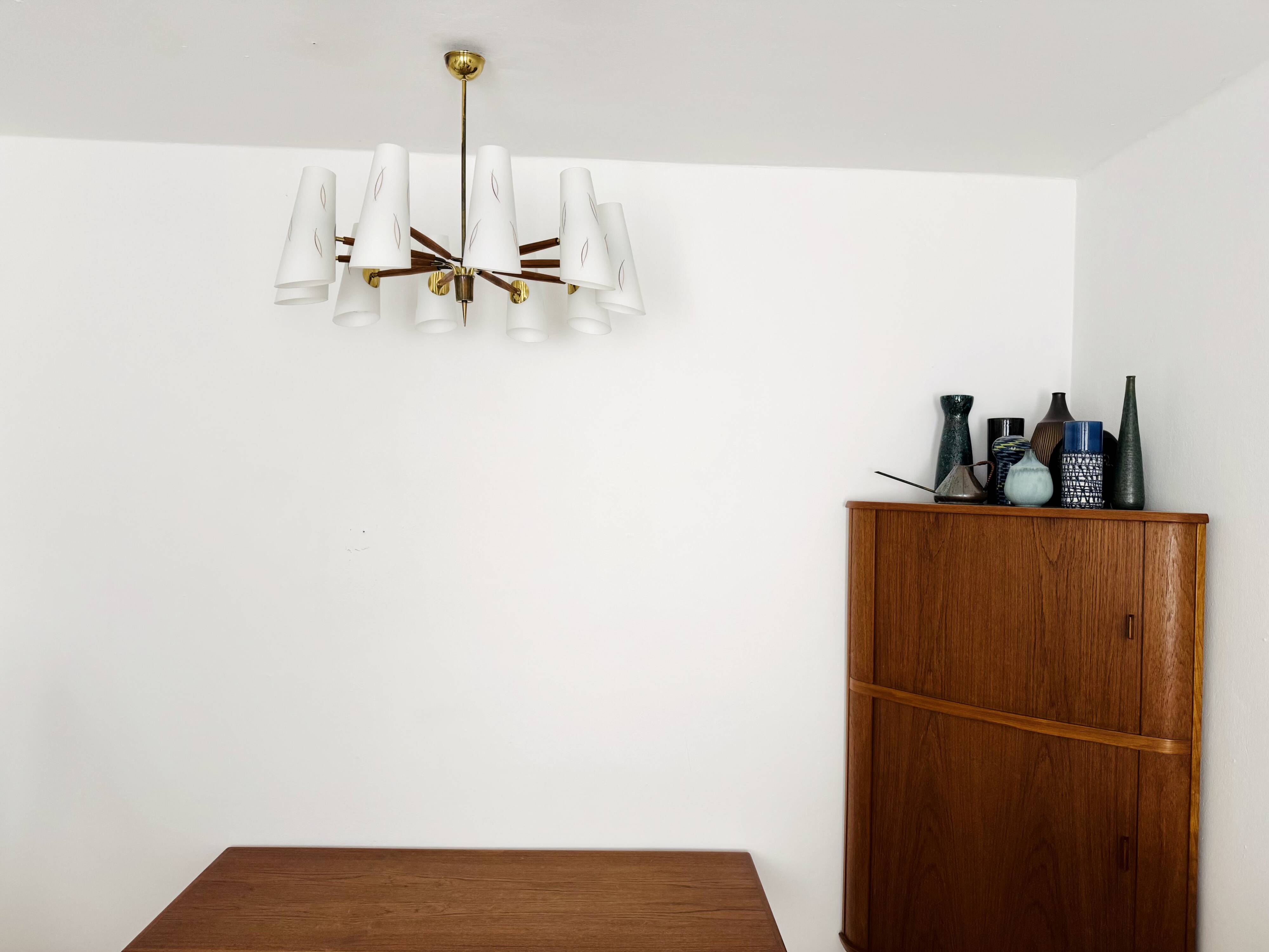 Grand lustre en laiton autrichien de style mid-century moderne par Rupert Nikoll