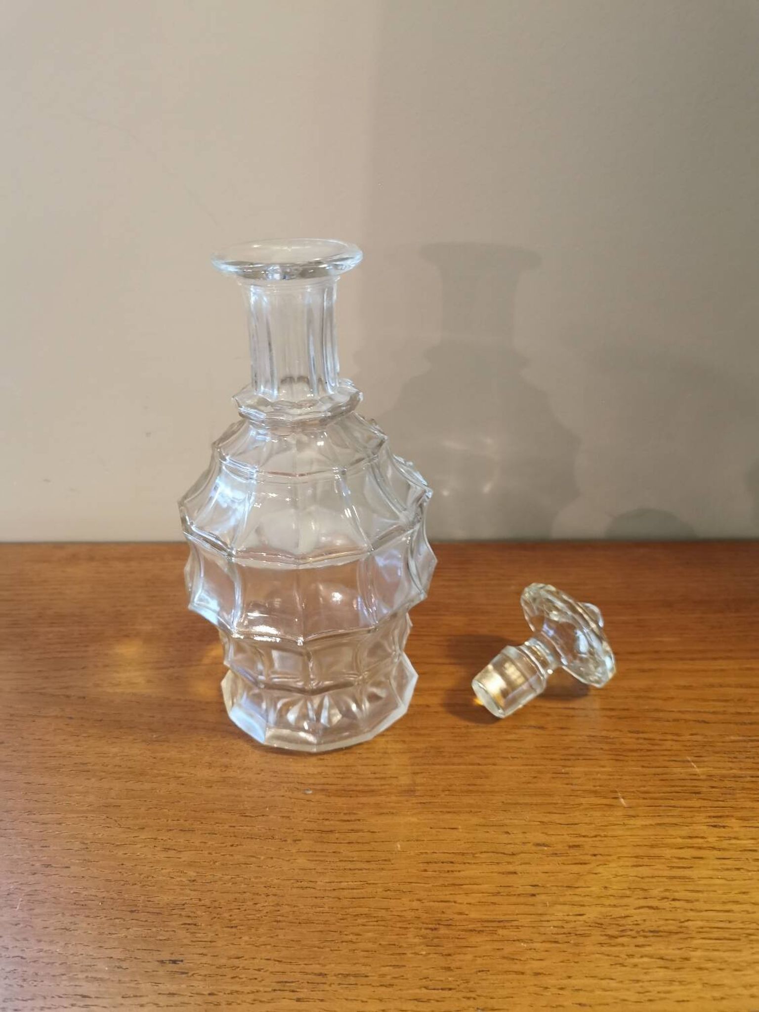 Carafe vintage en verre à facettes