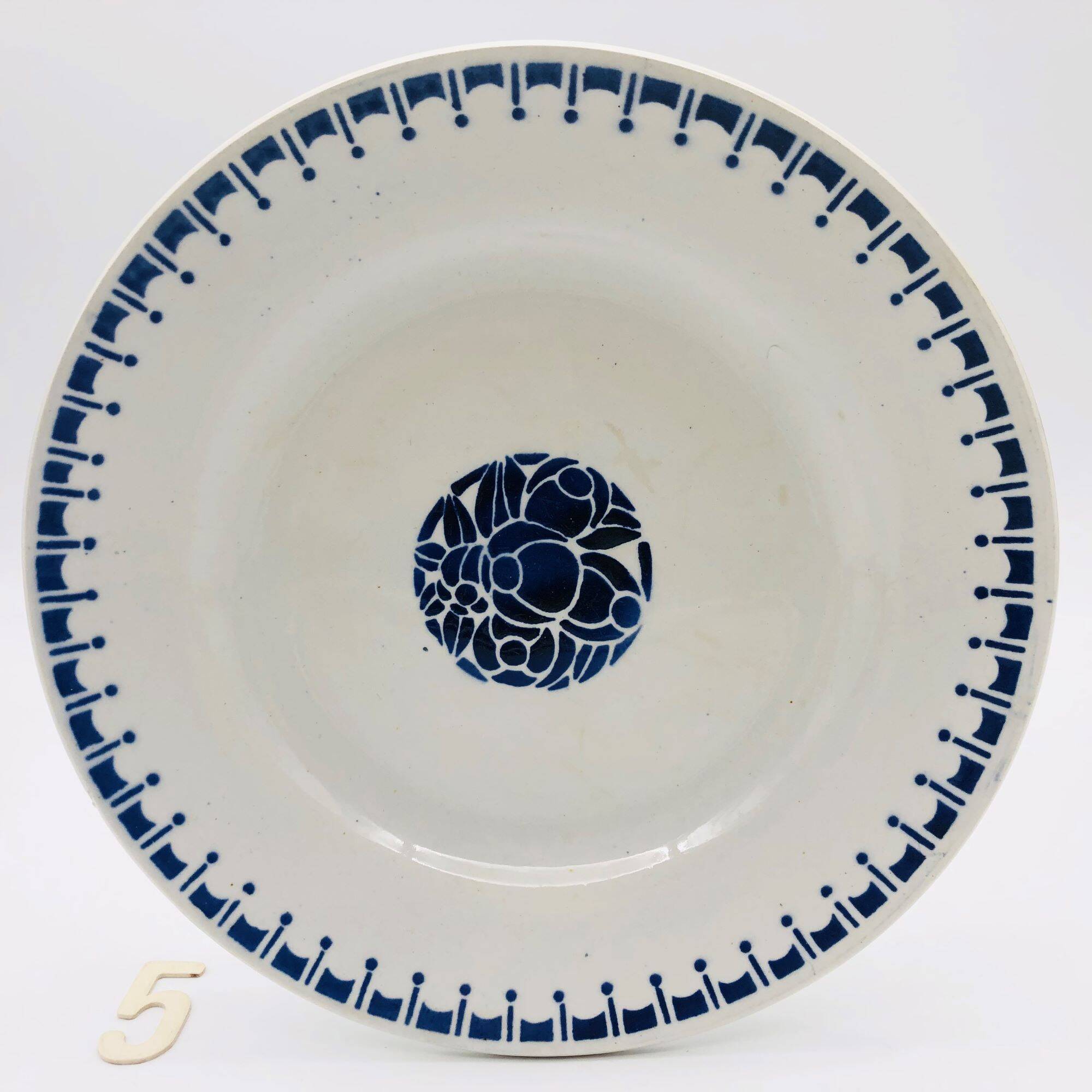 Série de 6 assiettes plates dépareillées.