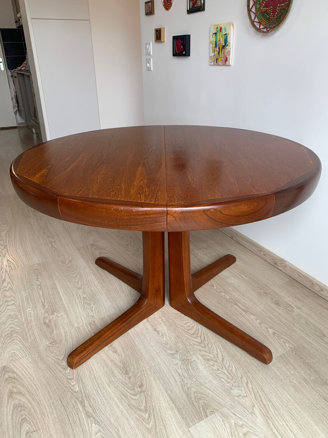 Vintage round table edited by Baumann