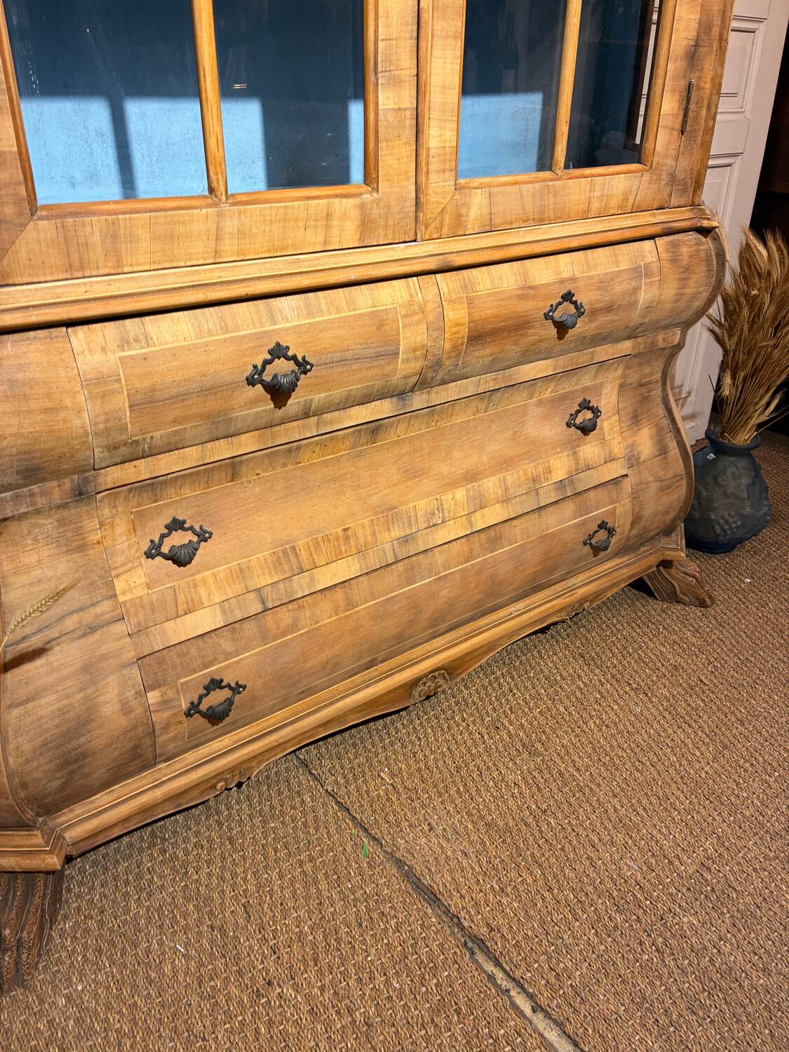 Old Dutch-style display cabinet