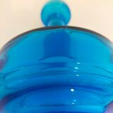 Carafe en verre bleu
