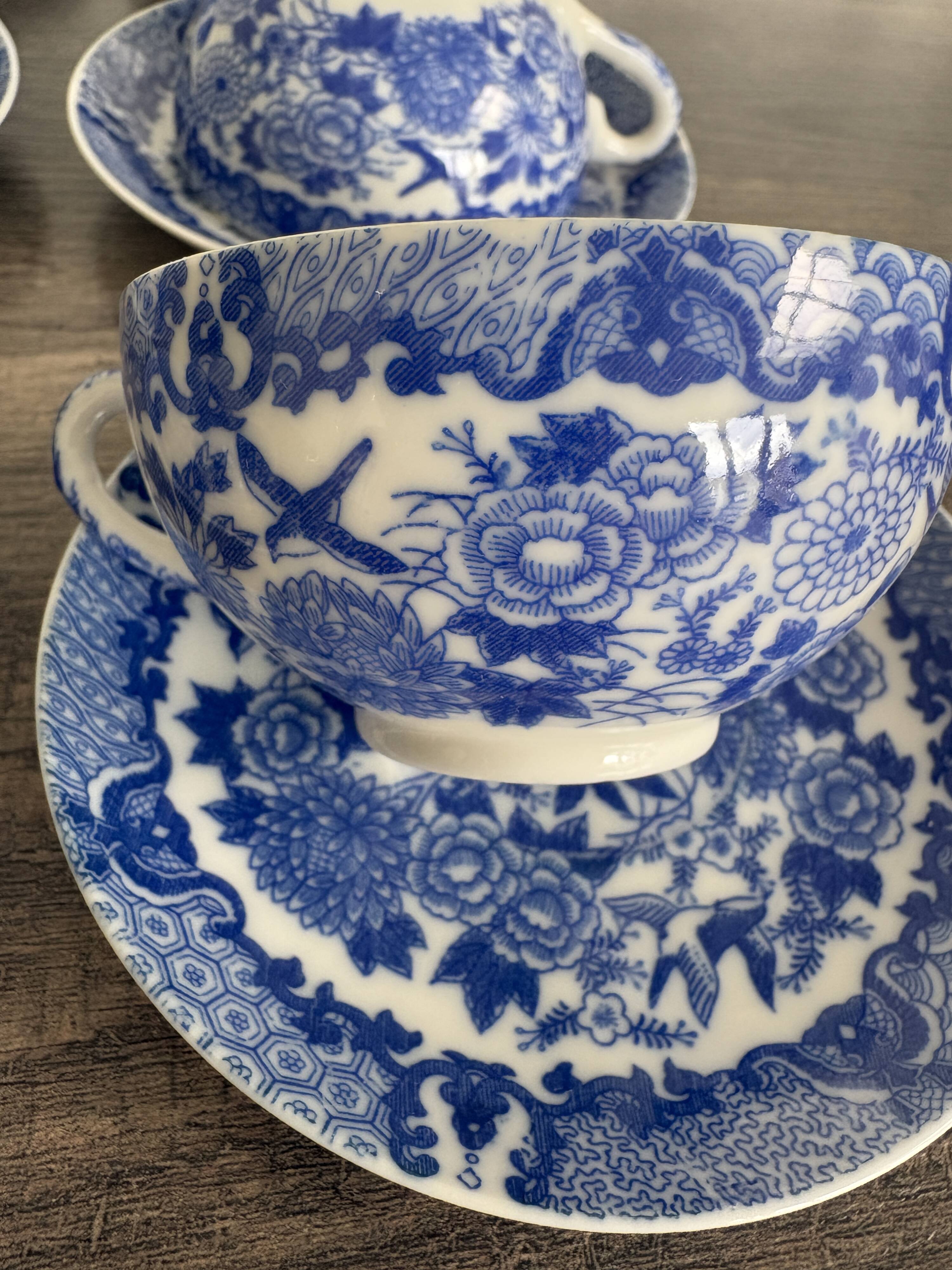 Service of 8 cups and saucers in Chinese blue porcelain.