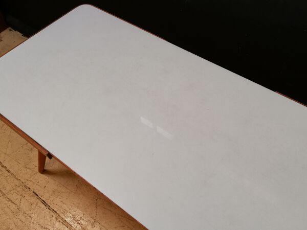 Table basse en bois, bureau enfants plateau en verre, interier praha, 1960, Tchécoslovaquie