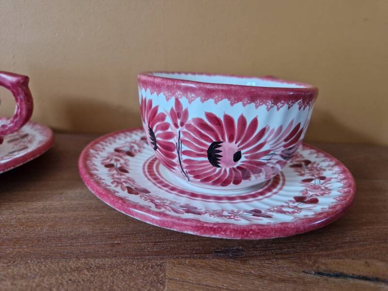 Henriot in Quimper - Set of 2 cups and saucers with a floral design.