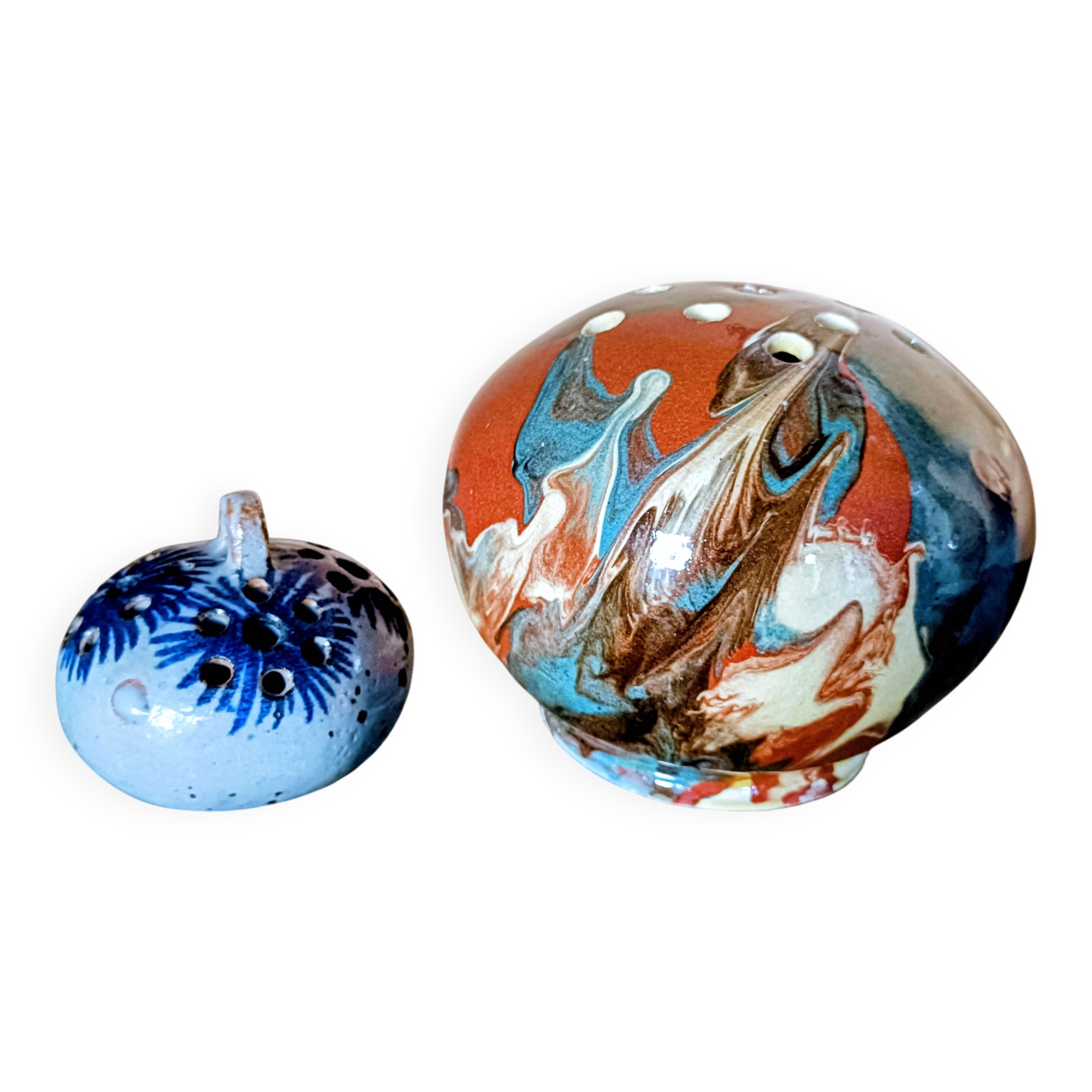 2 vases with flowers