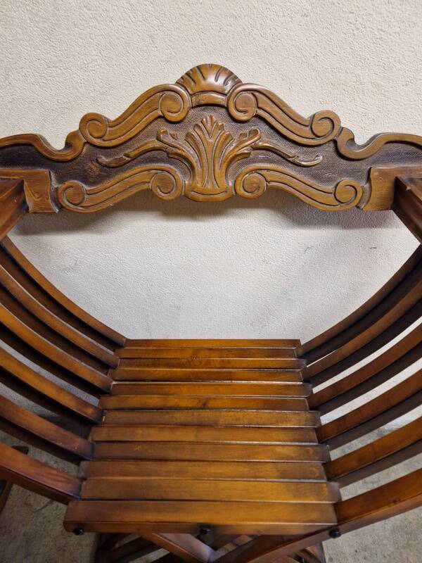 Pair of curule chairs known as Savonarole chairs - In carved wood