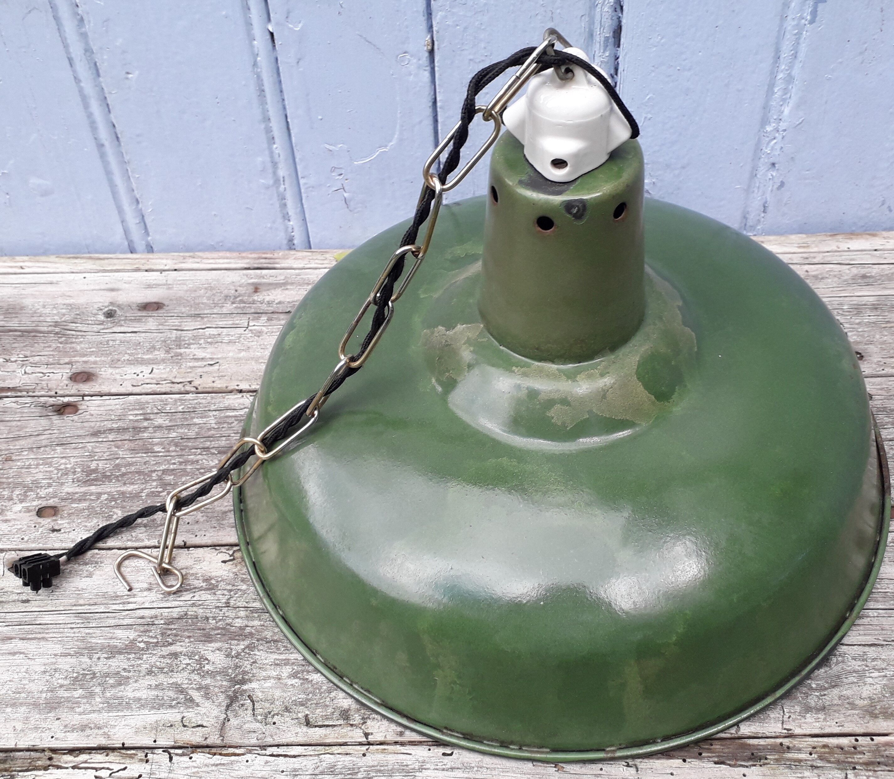 Hanging lamp in green enamelled sheet metal