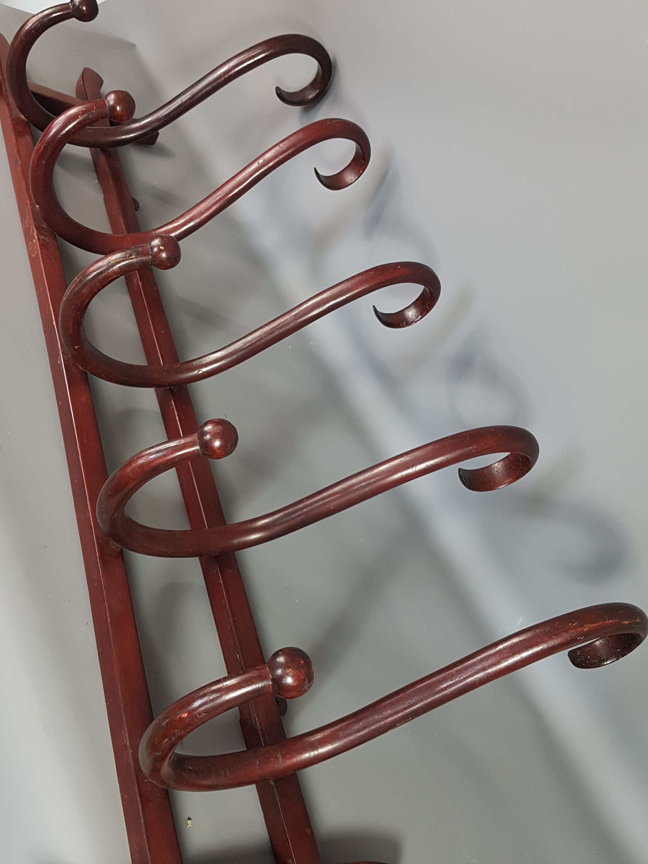 Curved wooden coat rack, 5 patères, Thonet label