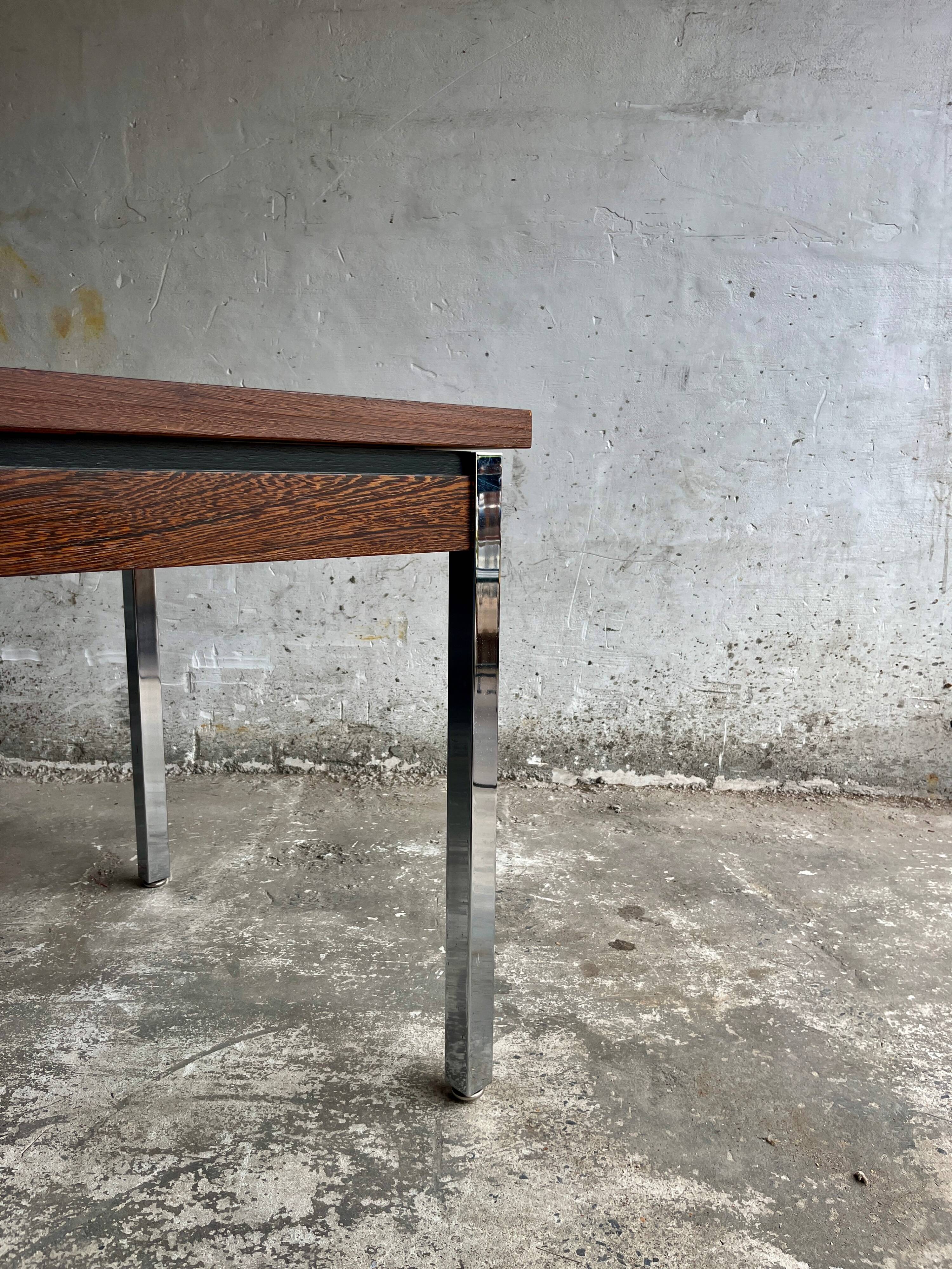 Table à manger belge mid-century avec pieds chromés