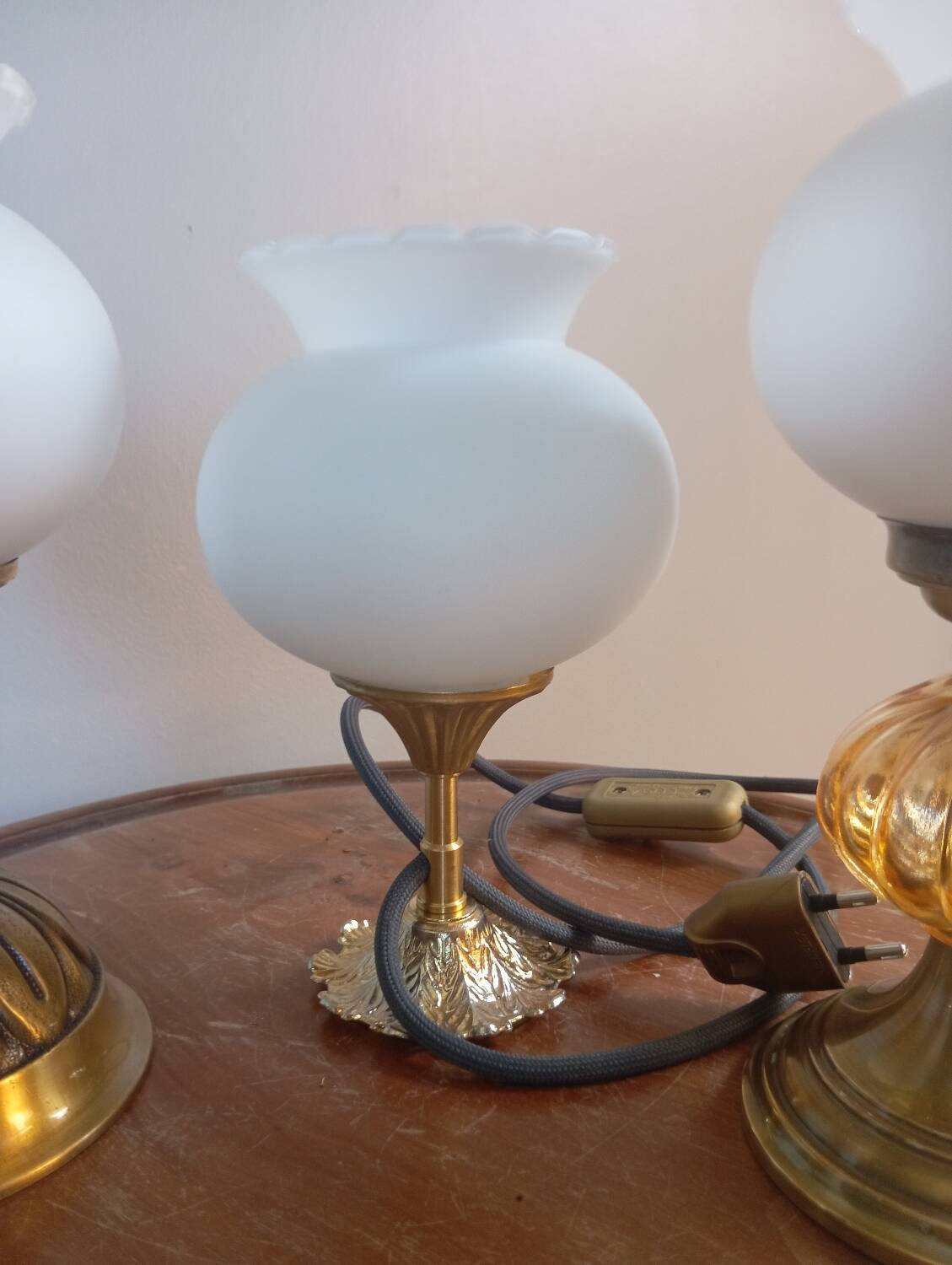 Trio lampes à poser style art deco bronze et opaline blanche