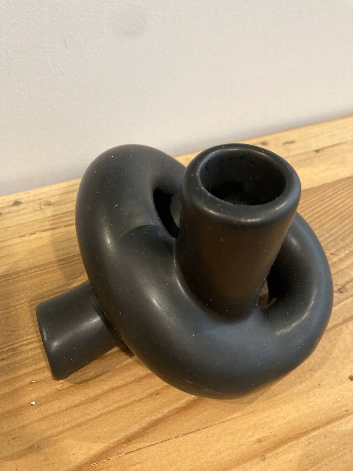 Black ceramic knot candle holder